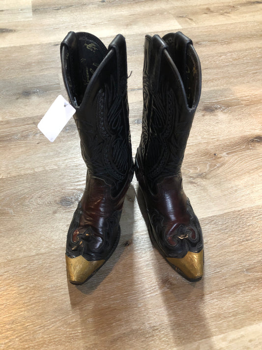 Kingspier Vintage - Vintage 80’s Aldo cowboy boots in black and dark brown with decorative stitching and gold pointed toe.
Size 6 Womens
The uppers and soles are in great condition with some minor wear.