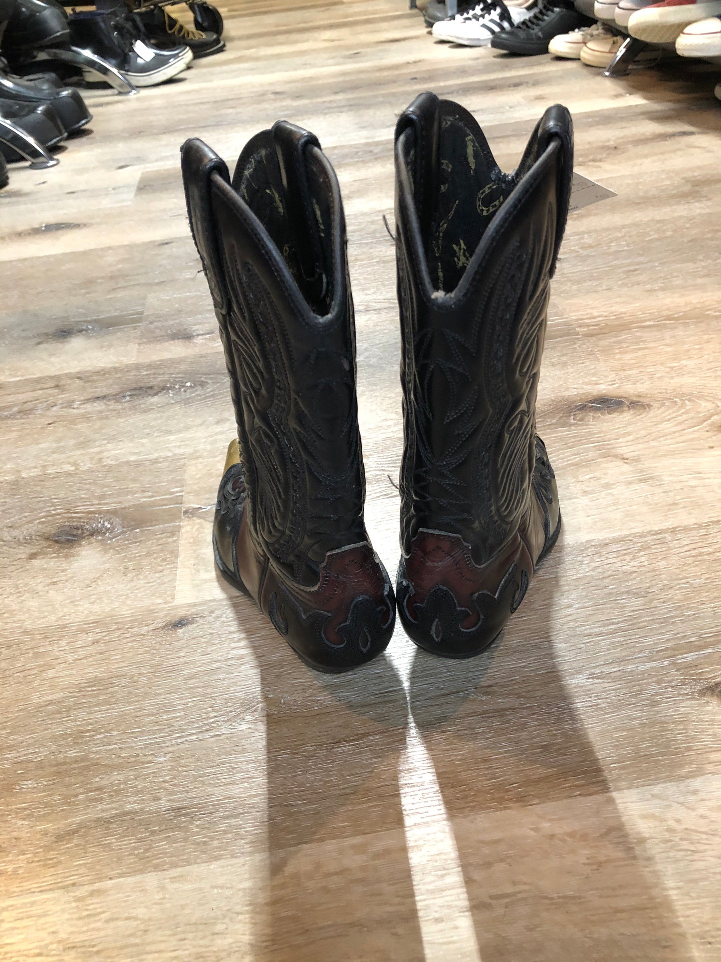 Kingspier Vintage - Vintage 80’s Aldo cowboy boots in black and dark brown with decorative stitching and gold pointed toe.
Size 6 Womens
The uppers and soles are in great condition with some minor wear.