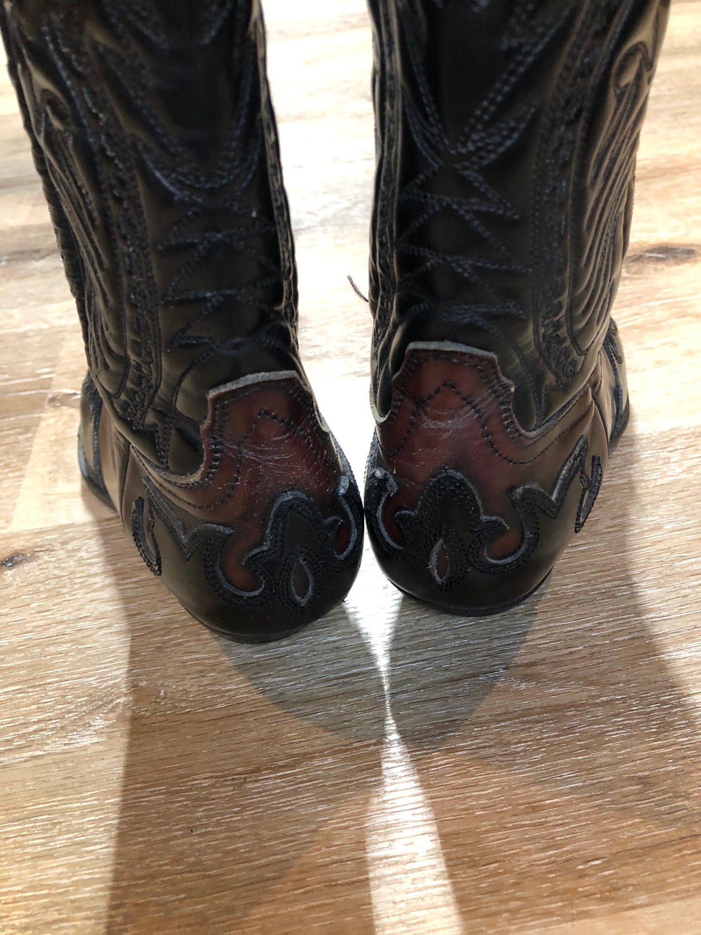 Kingspier Vintage - Vintage 80’s Aldo cowboy boots in black and dark brown with decorative stitching and gold pointed toe.
Size 6 Womens
The uppers and soles are in great condition with some minor wear.
