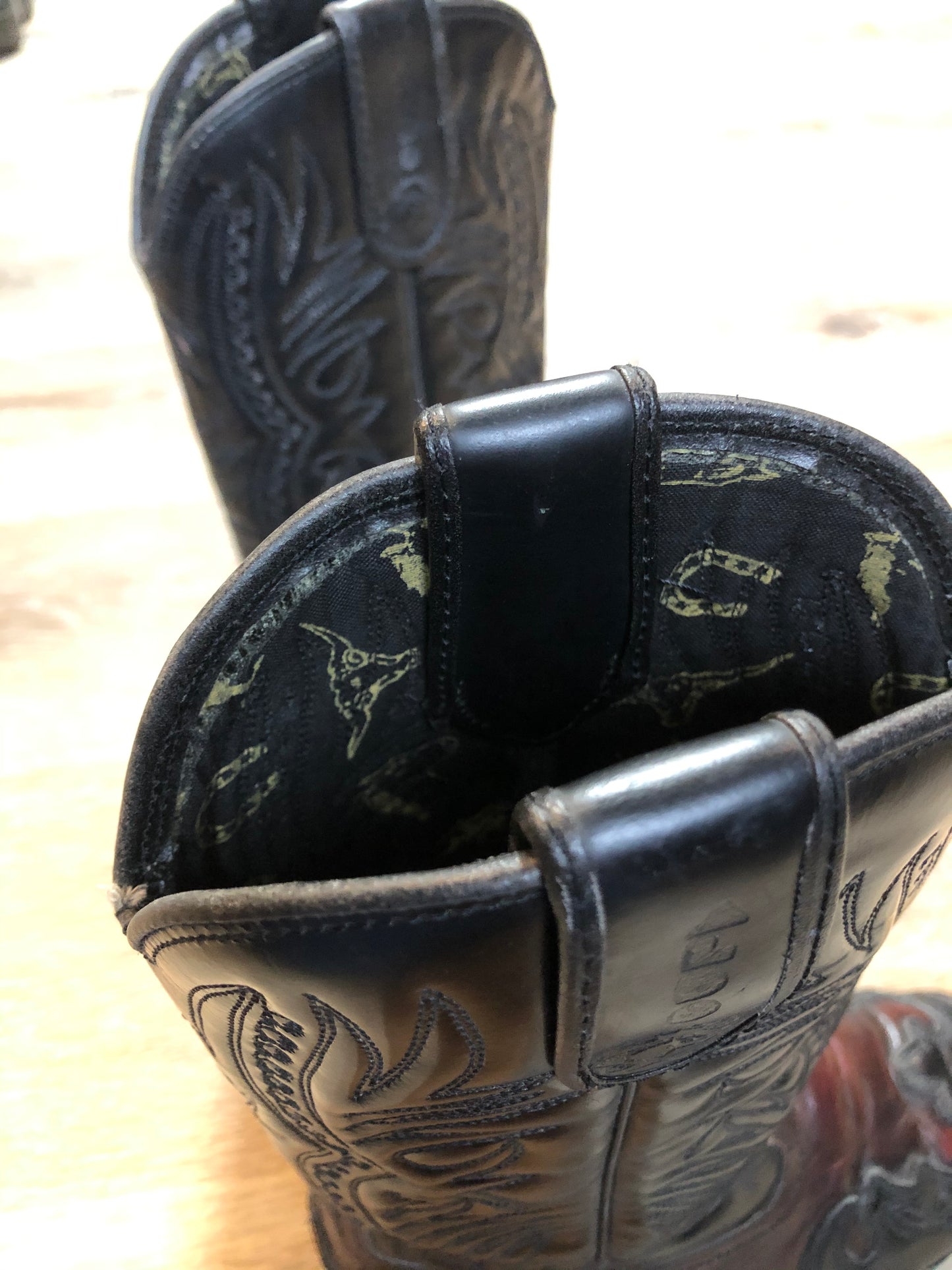 Kingspier Vintage - Vintage 80’s Aldo cowboy boots in black and dark brown with decorative stitching and gold pointed toe.
Size 6 Womens
The uppers and soles are in great condition with some minor wear.