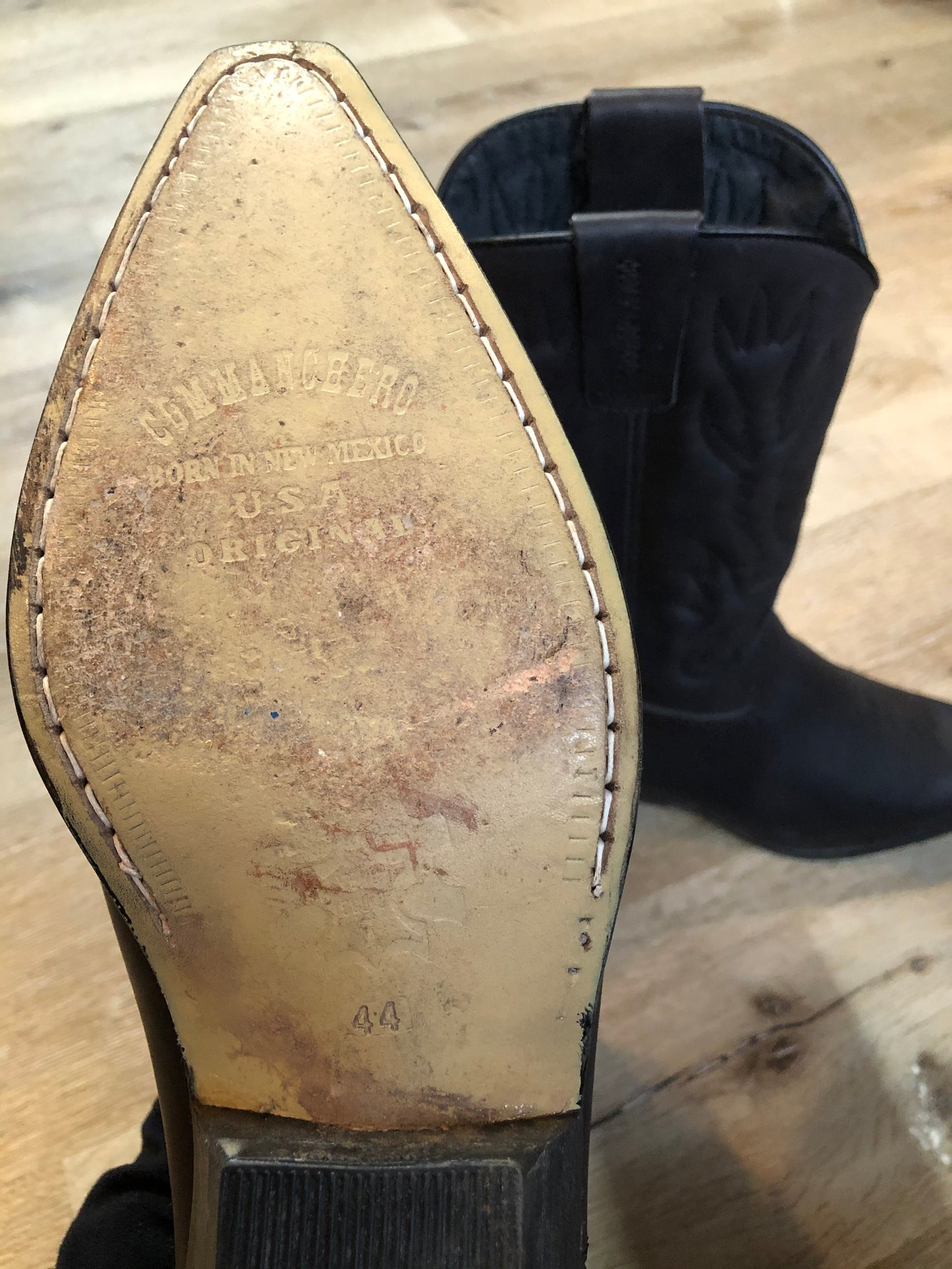 Kingspier Vintage - Commanchero black cowboy boots with decorative stitching, a pointed toe and a leather sole.
Size 44 Mens
The uppers and soles are in excellent condition.