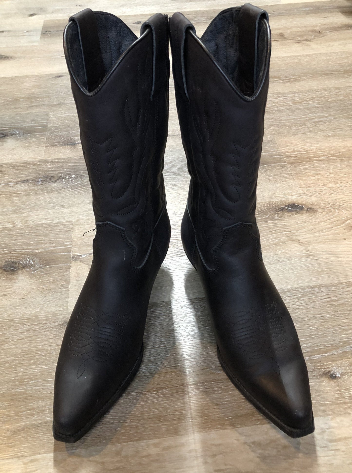 Kingspier Vintage - Commanchero black cowboy boots with decorative stitching, a pointed toe and a leather sole.
Size 44 Mens
The uppers and soles are in excellent condition.