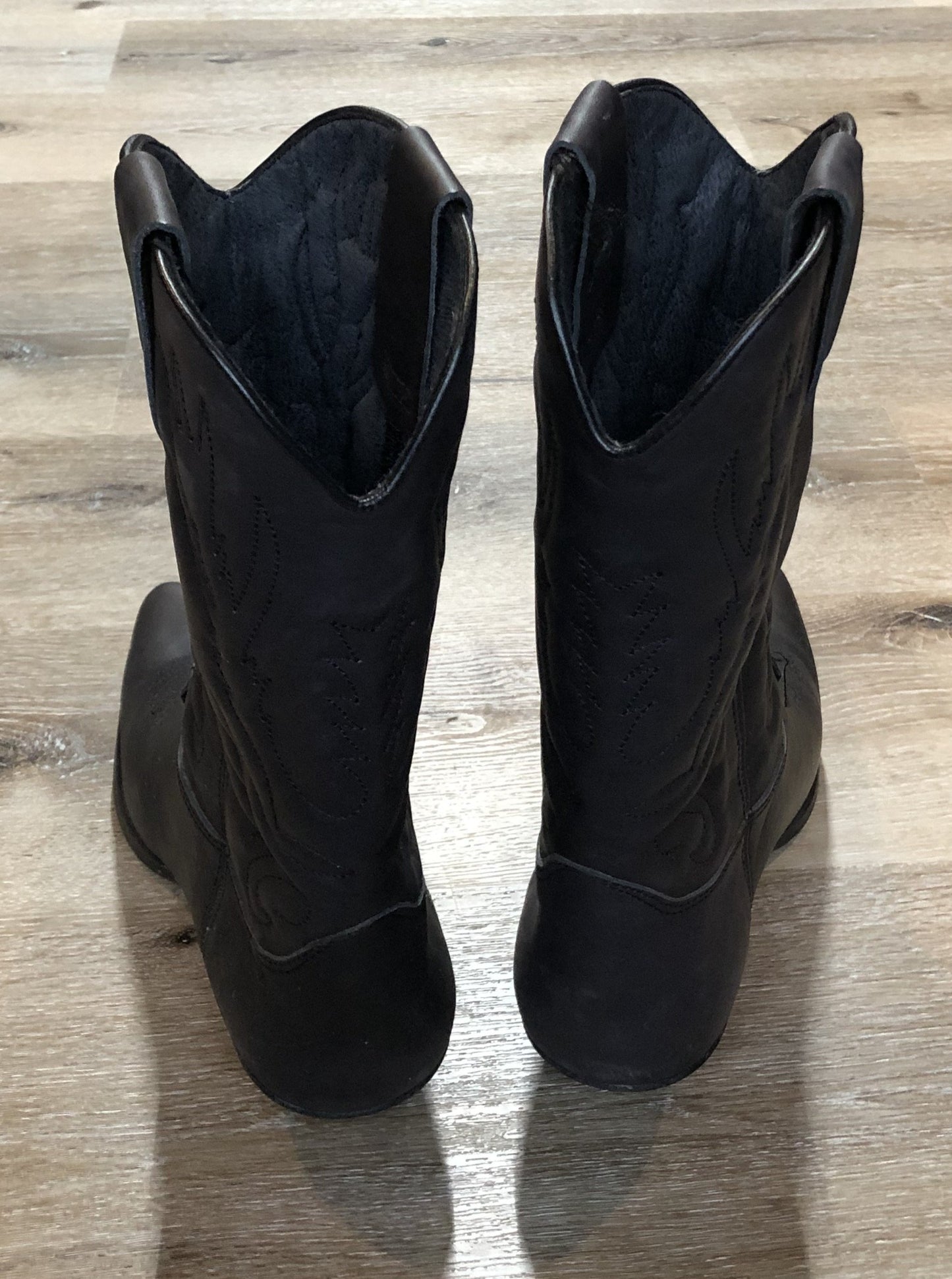 Kingspier Vintage - Commanchero black cowboy boots with decorative stitching, a pointed toe and a leather sole.
Size 44 Mens
The uppers and soles are in excellent condition.