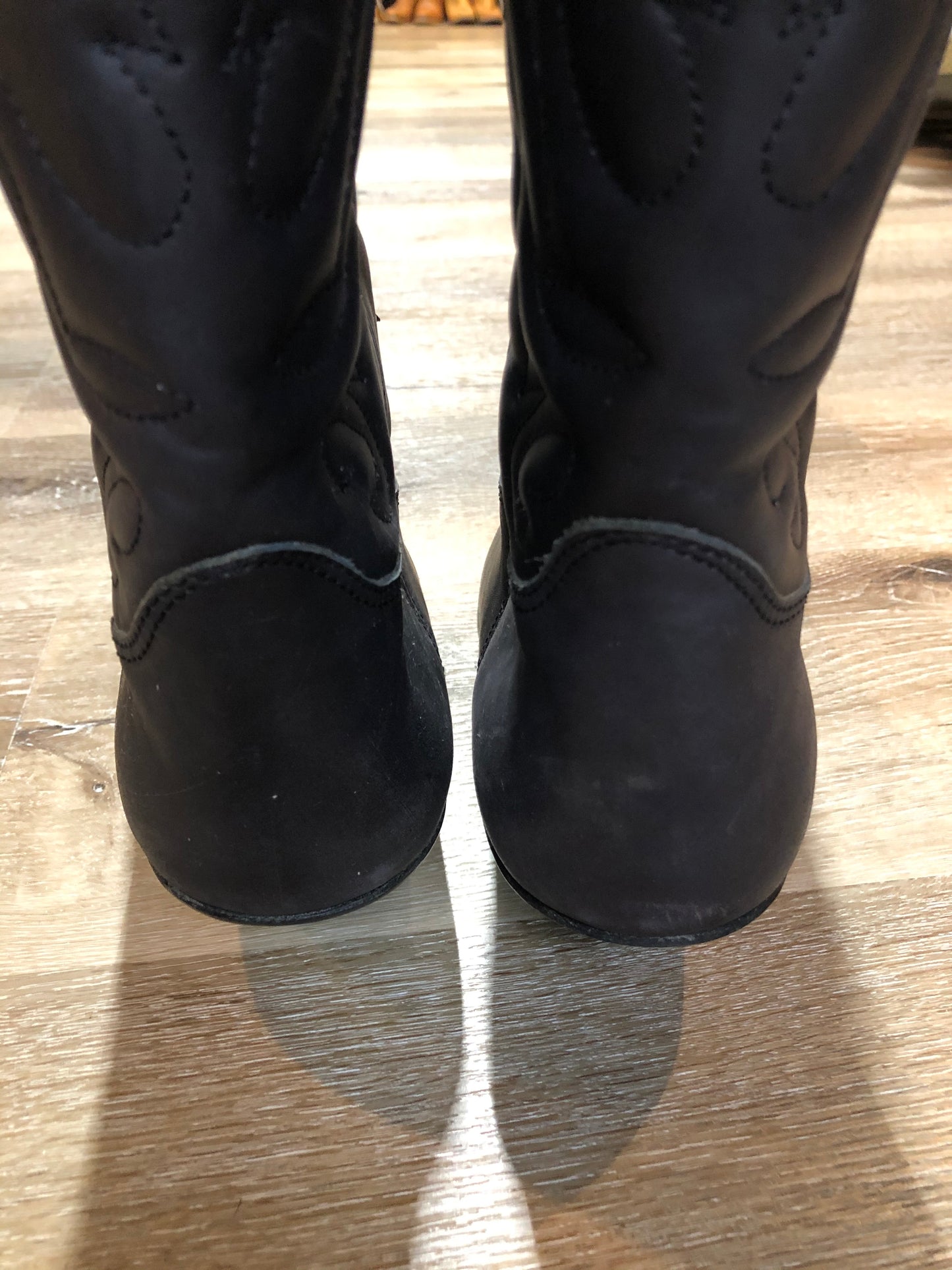 Kingspier Vintage - Commanchero black cowboy boots with decorative stitching, a pointed toe and a leather sole.
Size 44 Mens
The uppers and soles are in excellent condition.