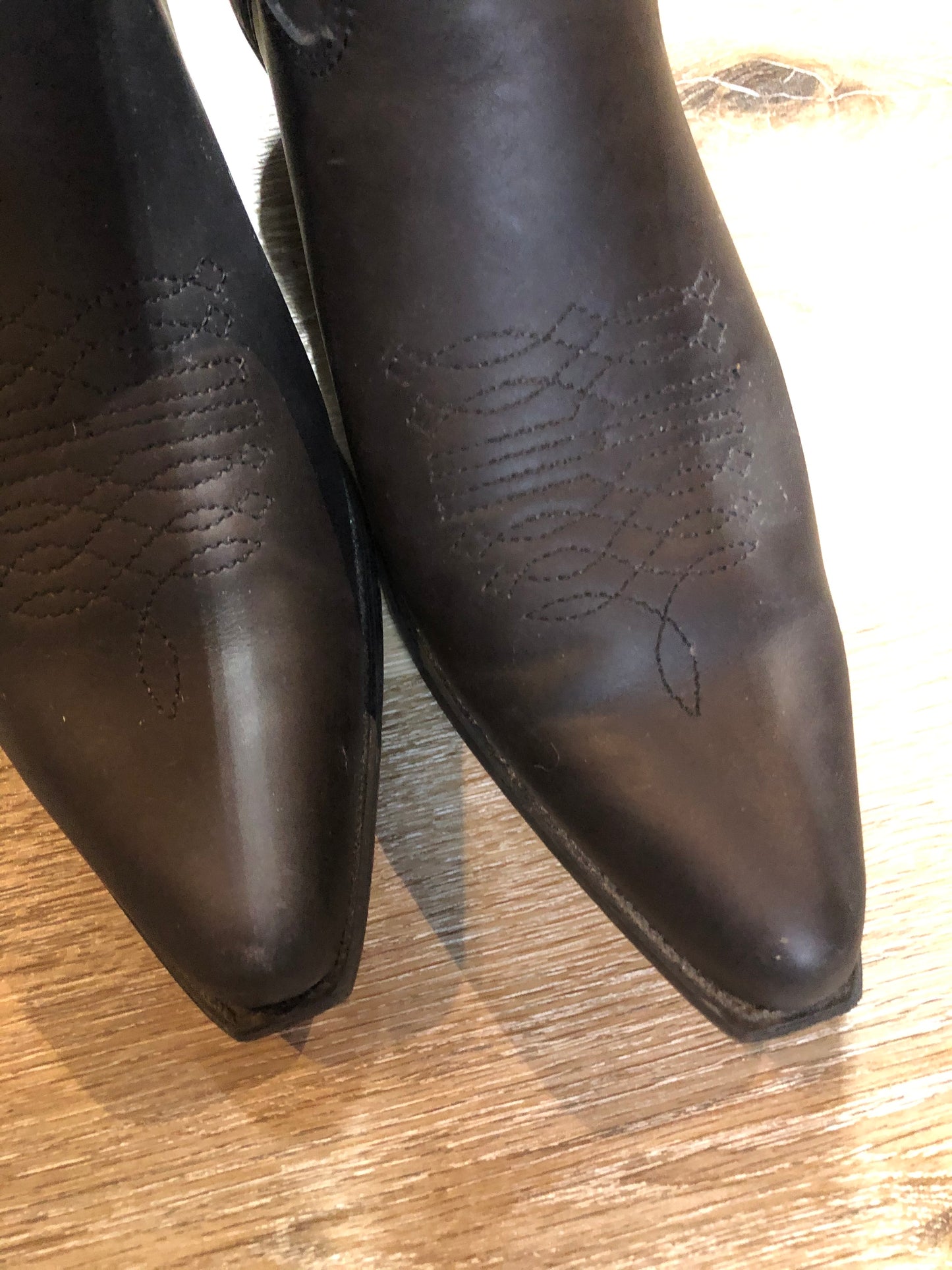 Kingspier Vintage - Commanchero black cowboy boots with decorative stitching, a pointed toe and a leather sole.
Size 44 Mens
The uppers and soles are in excellent condition.