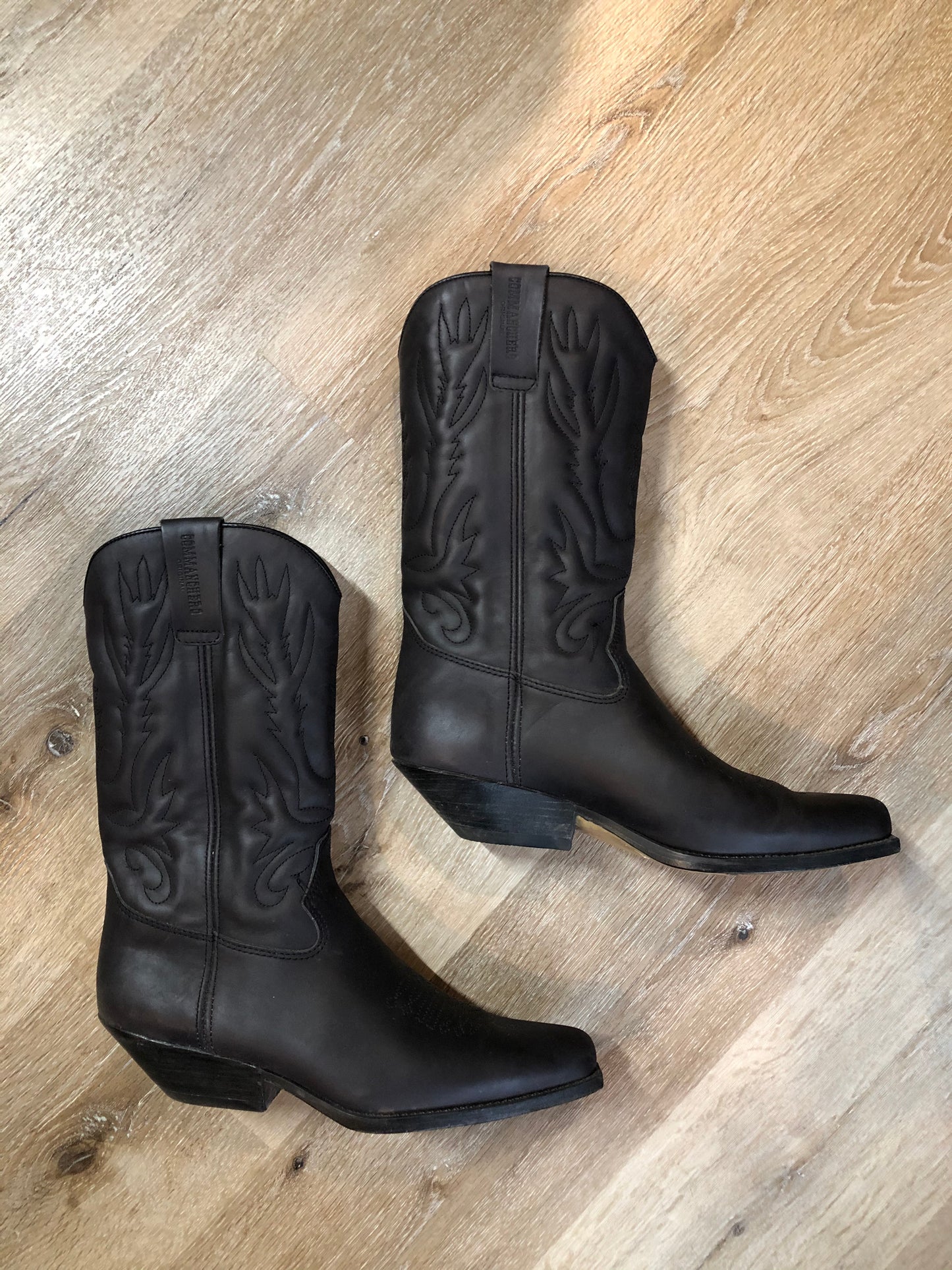Kingspier Vintage - Commanchero black cowboy boots with decorative stitching, a pointed toe and a leather sole.
Size 44 Mens
The uppers and soles are in excellent condition.