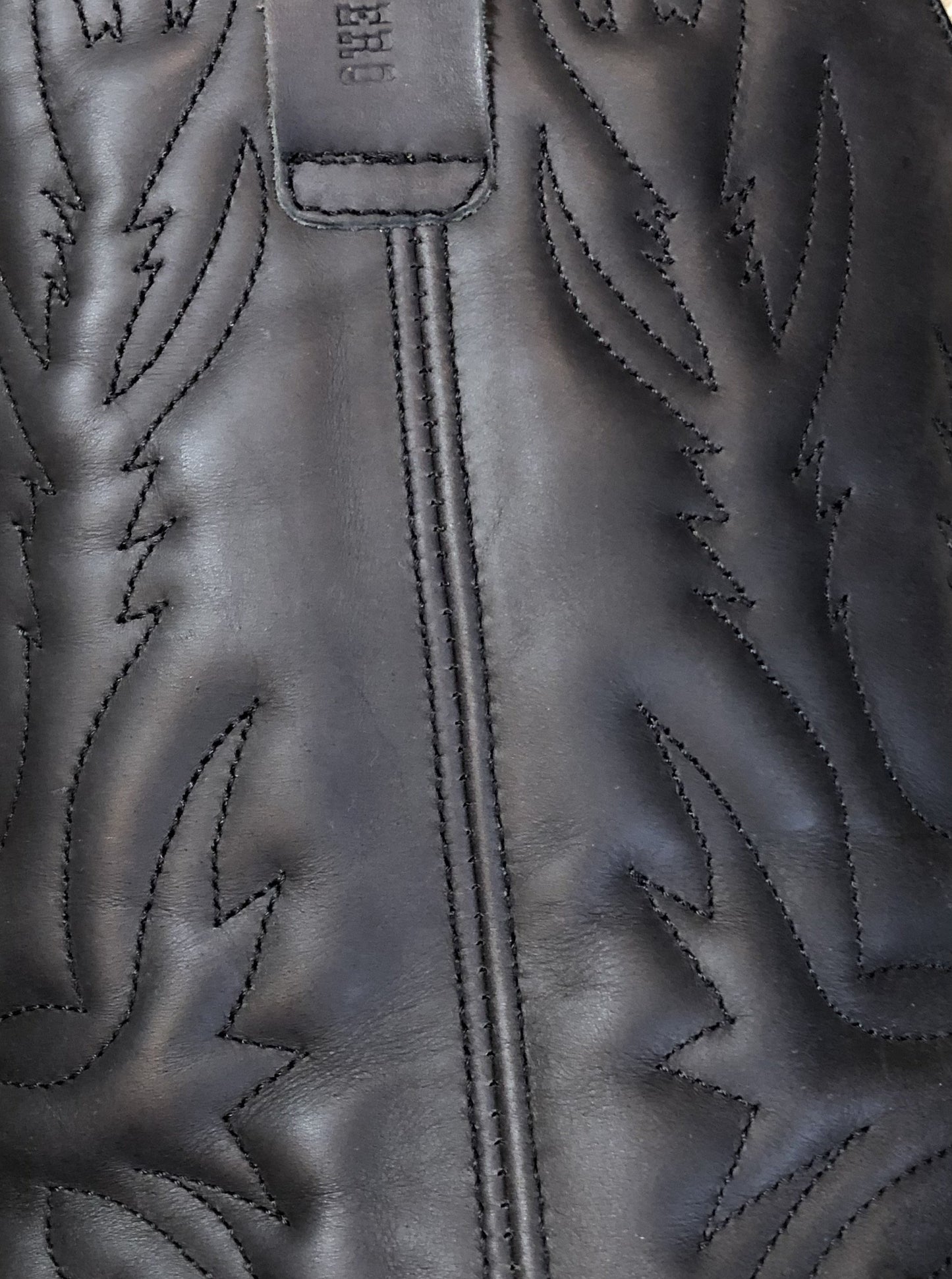 Kingspier Vintage - Commanchero black cowboy boots with decorative stitching, a pointed toe and a leather sole.
Size 44 Mens
The uppers and soles are in excellent condition.