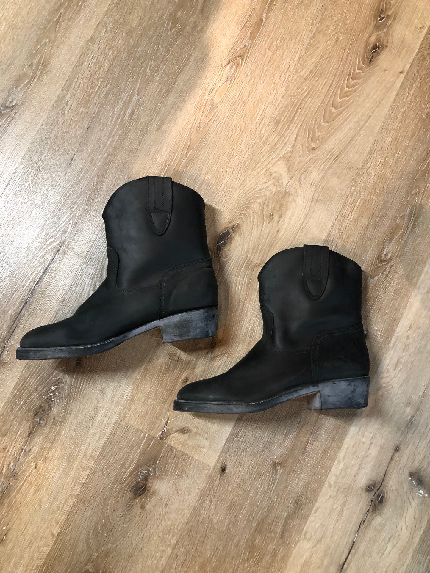 Kingspier Vintage - Vintage Kodiak short black cowboy boots with rounded toe, Made in Canada.
Size 11
The uppers and soles are in excellent condition, NWT.