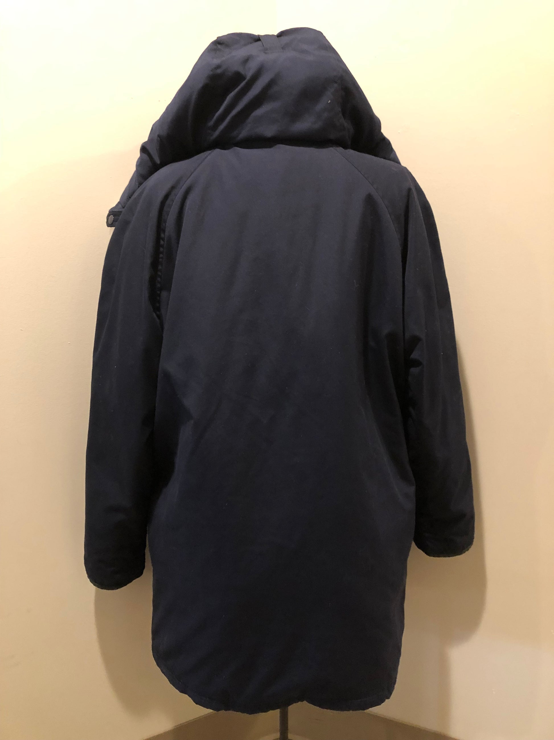 Kingspier Vintage - Vintage down filled cold weather parka in black with no labels.
This parka features a hood with coyote fur trim, quilted lining, storm cuffs, hand warmer pockets and flap pockets, zipper closure, polyester/ cotton shell with 60% down/ 40% waterfowl feather fill.
Made in Korea.
Size 42.