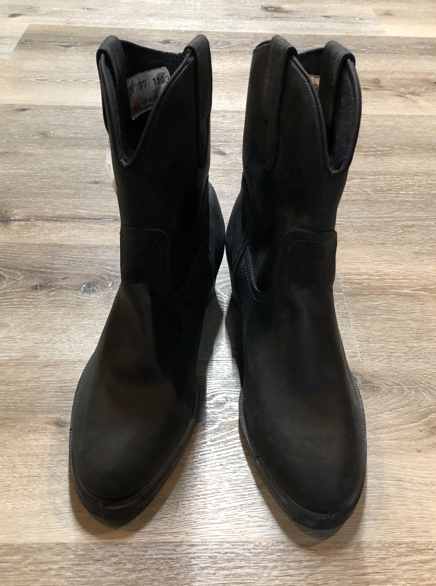 Kingspier Vintage - Vintage Kodiak short black cowboy boots with rounded toe, Made in Canada.
Size 11
The uppers and soles are in excellent condition, NWT.
