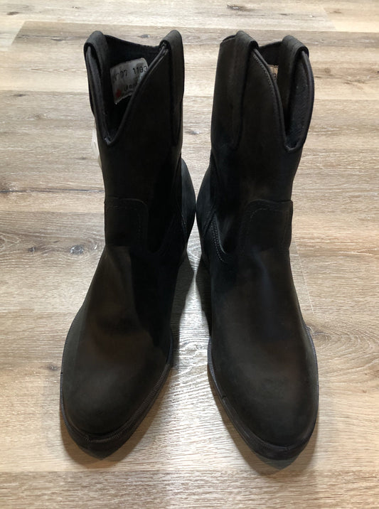 Kingspier Vintage - Vintage Kodiak short black cowboy boots with rounded toe, Made in Canada.
Size 11
The uppers and soles are in excellent condition, NWT.