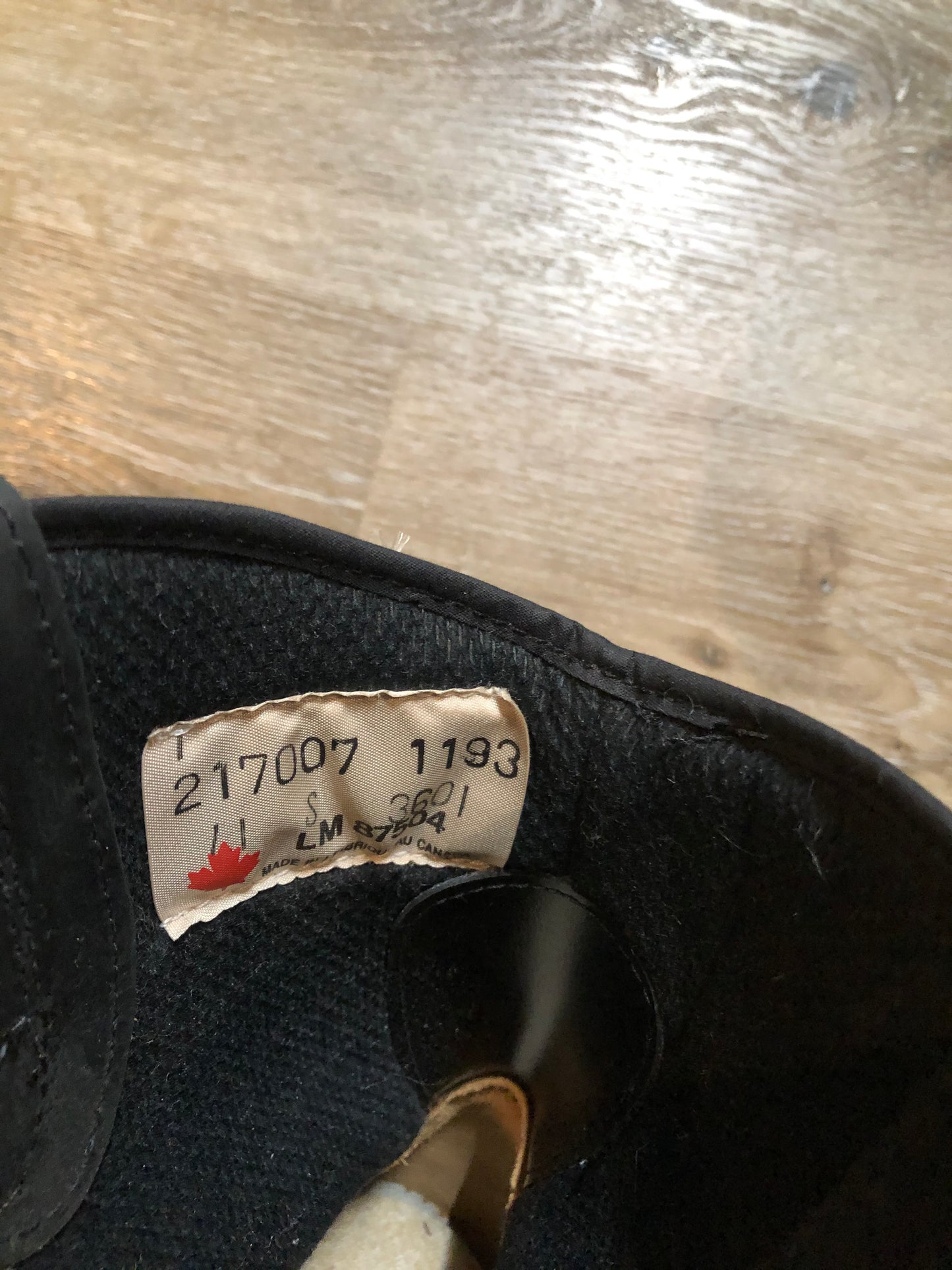 Kingspier Vintage - Vintage Kodiak short black cowboy boots with rounded toe, Made in Canada.
Size 11
The uppers and soles are in excellent condition, NWT.