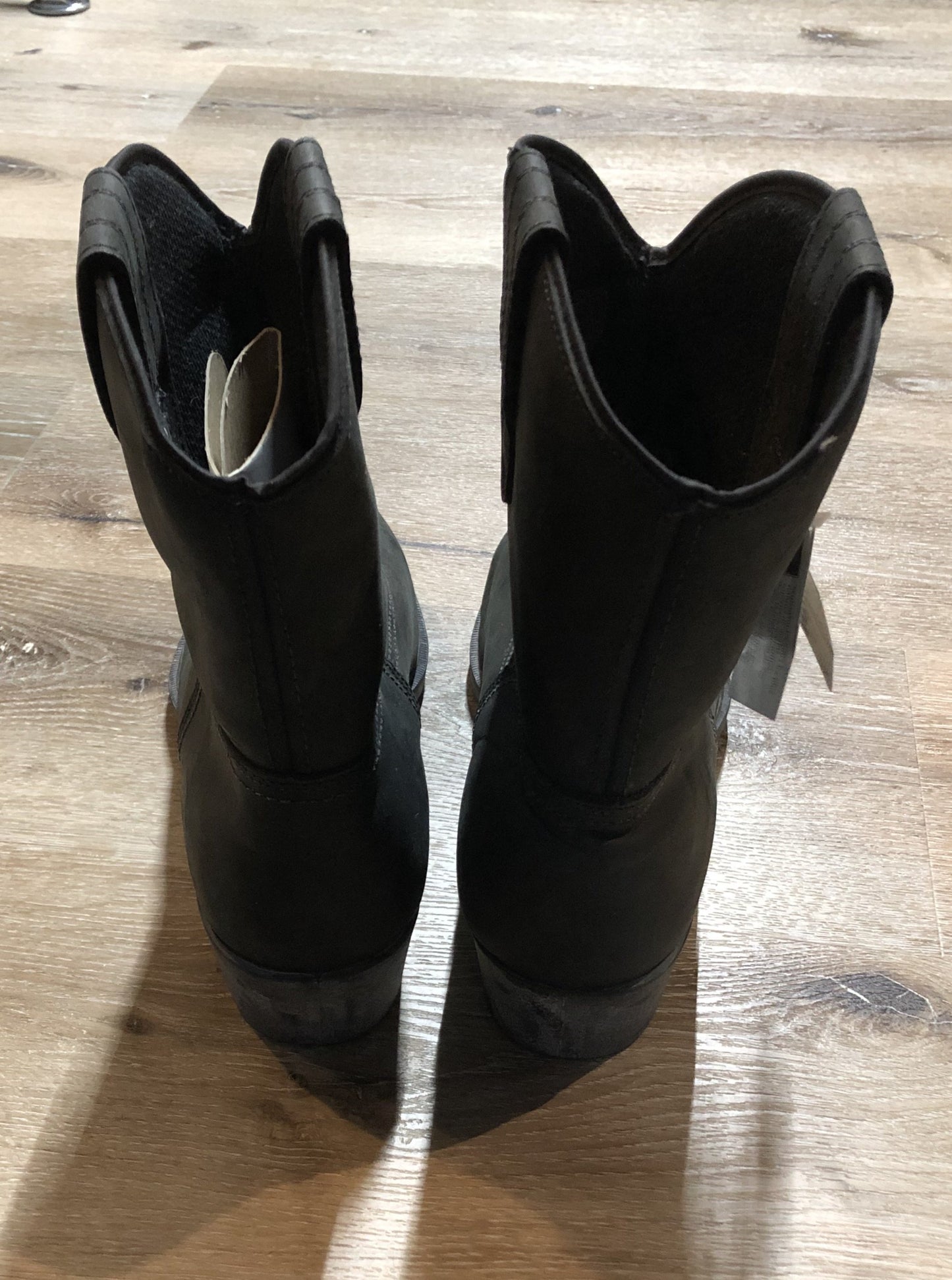 Kingspier Vintage - Vintage Kodiak short black cowboy boots with rounded toe, Made in Canada.
Size 11
The uppers and soles are in excellent condition, NWT.
