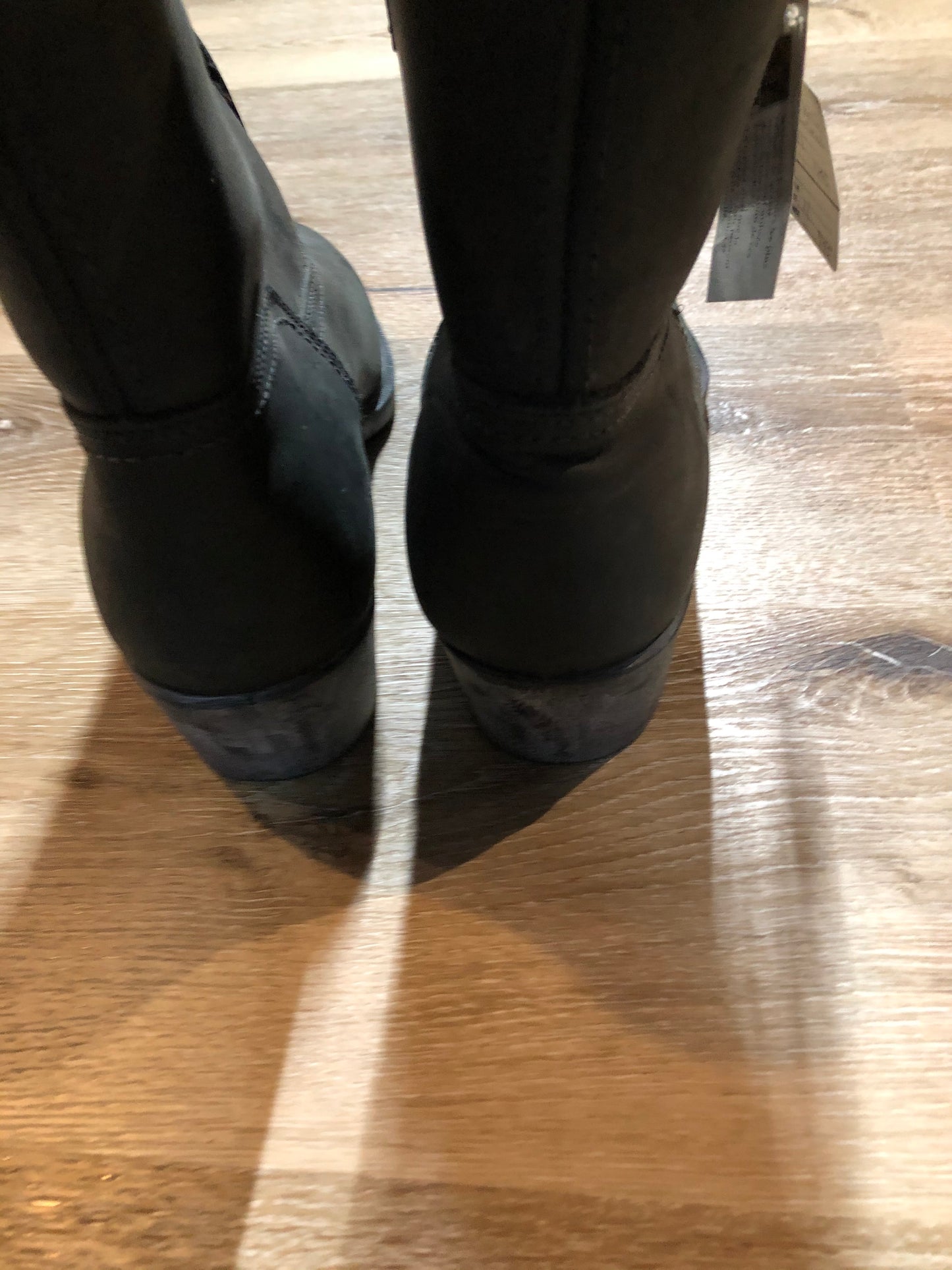 Kingspier Vintage - Vintage Kodiak short black cowboy boots with rounded toe, Made in Canada.
Size 11
The uppers and soles are in excellent condition, NWT.