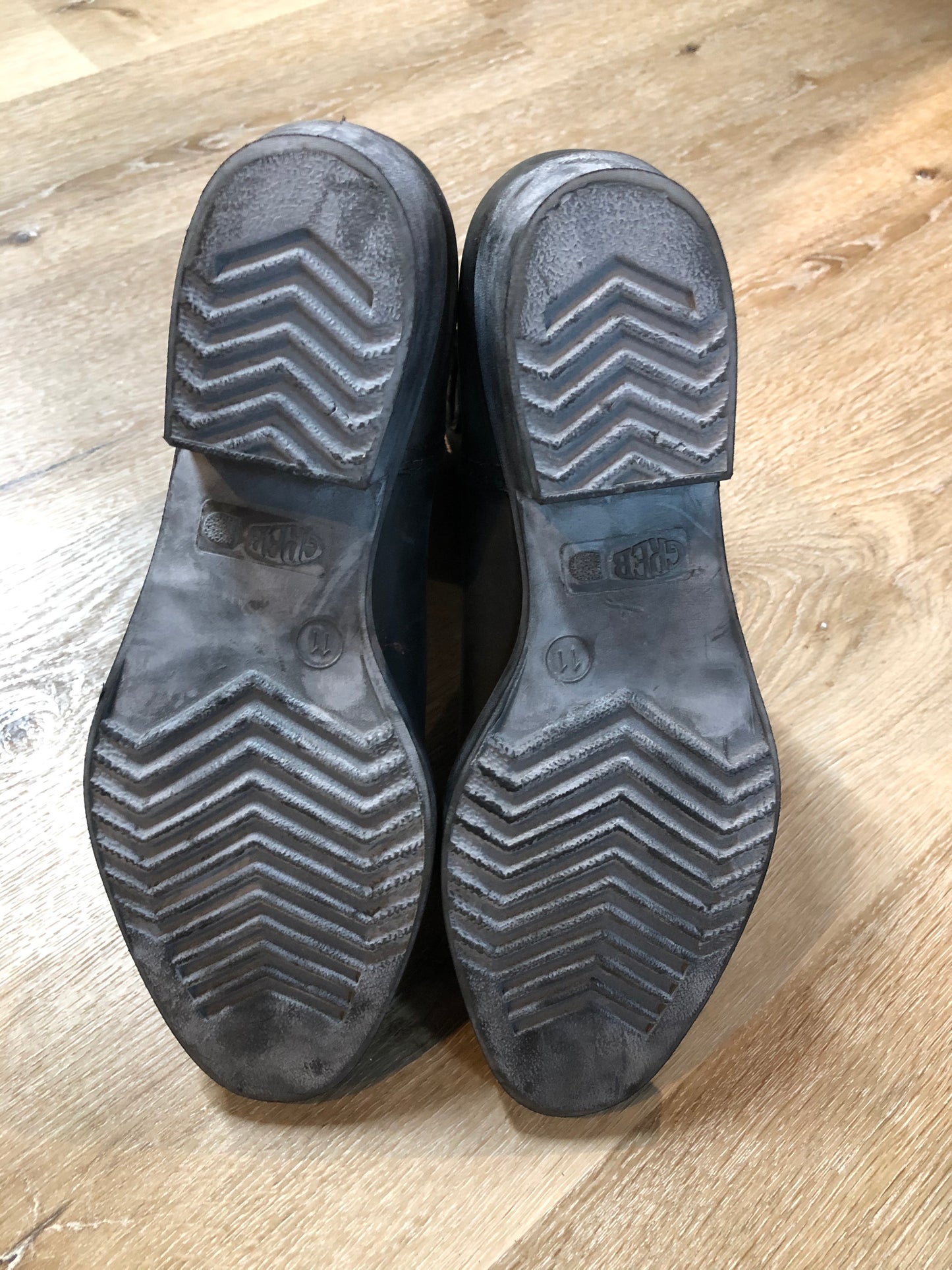 Kingspier Vintage - Vintage Kodiak short black cowboy boots with rounded toe, Made in Canada.
Size 11
The uppers and soles are in excellent condition, NWT.