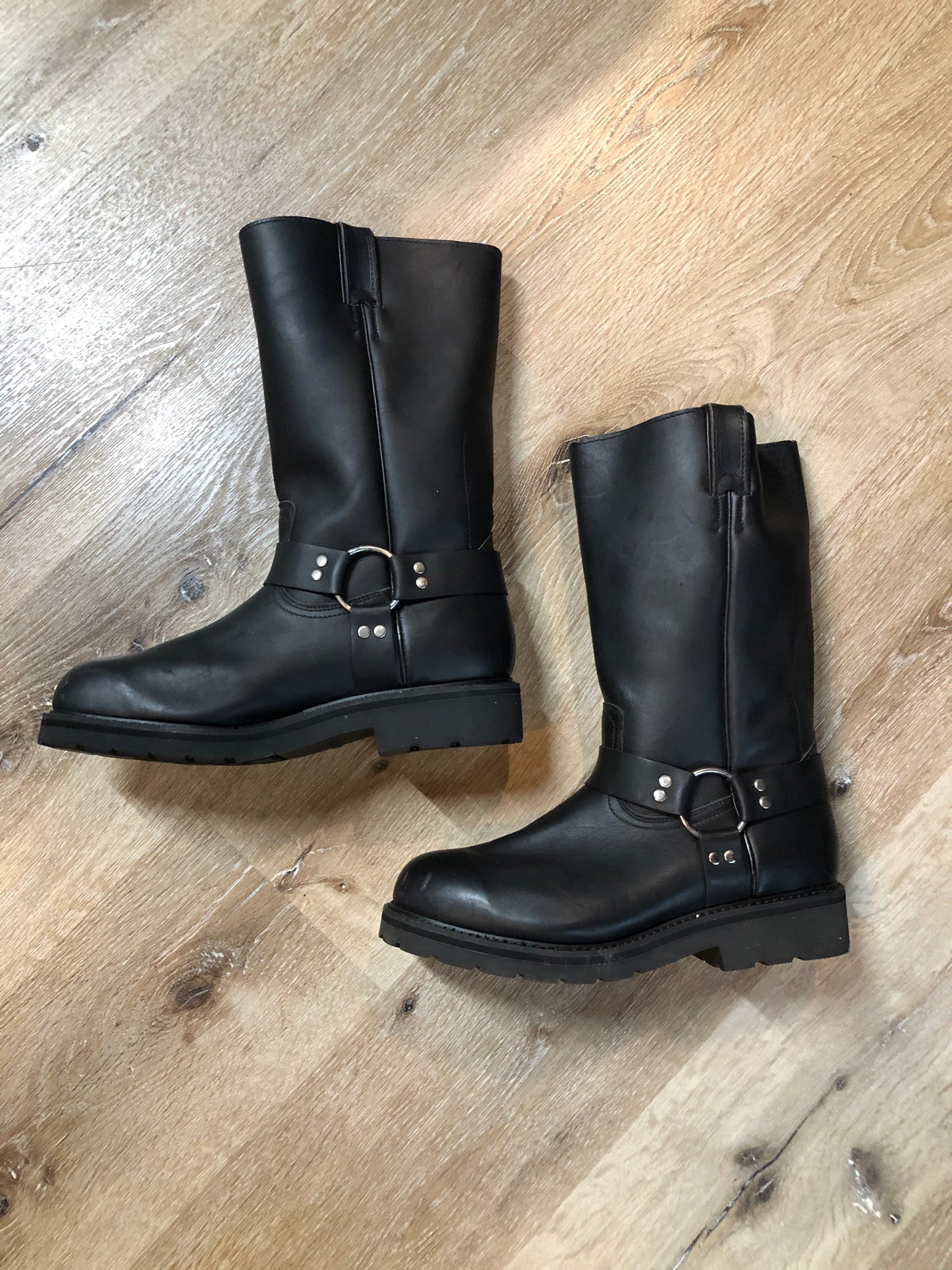 Kingspier Vintage - Boulet black motorcycle boots with harness strap and rounded toe. Made in Canada.
Size 9 Mens
The uppers and soles are in excellent condition.