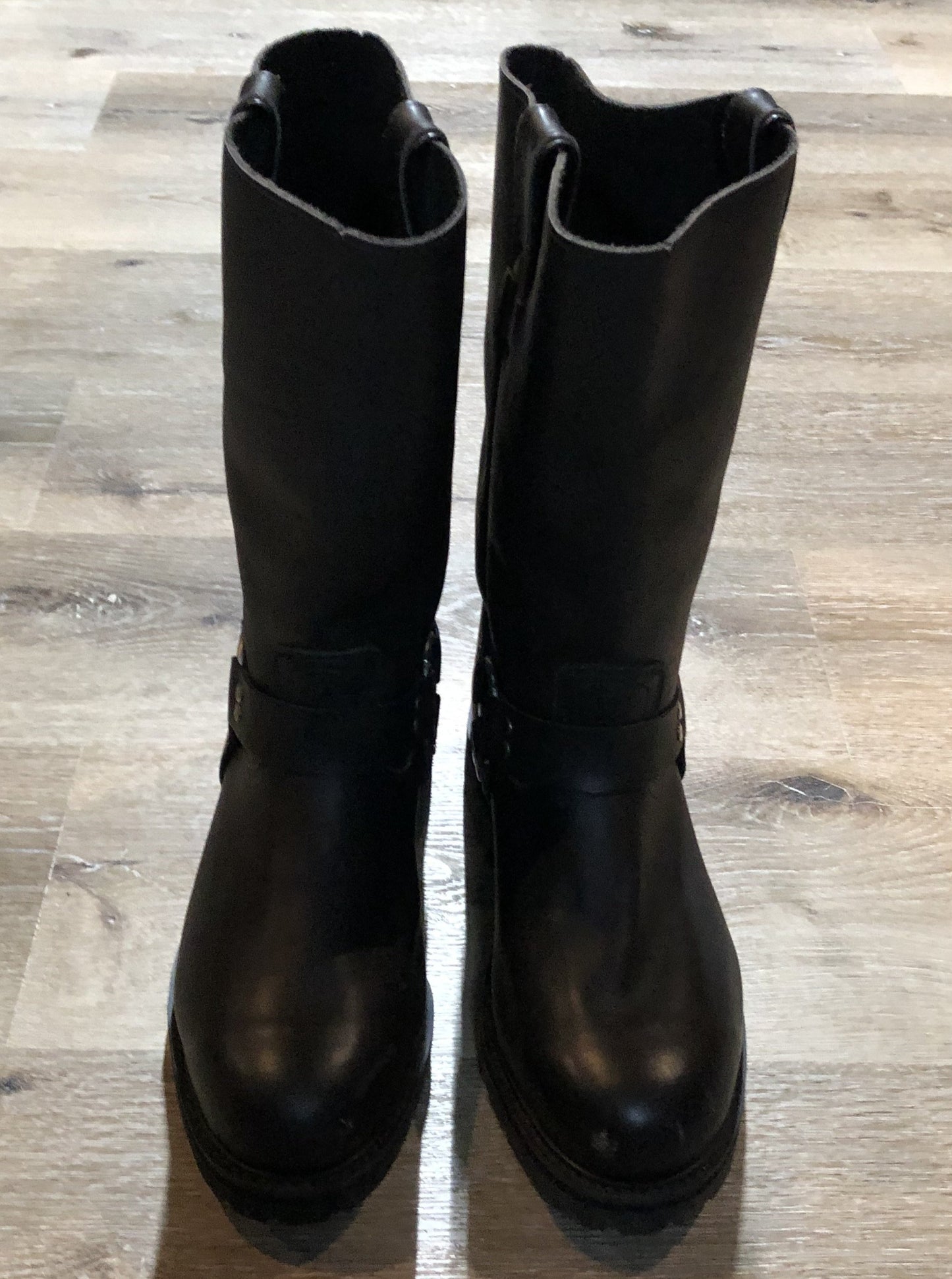 Kingspier Vintage - Boulet black motorcycle boots with harness strap and rounded toe. Made in Canada.
Size 9 Mens
The uppers and soles are in excellent condition.