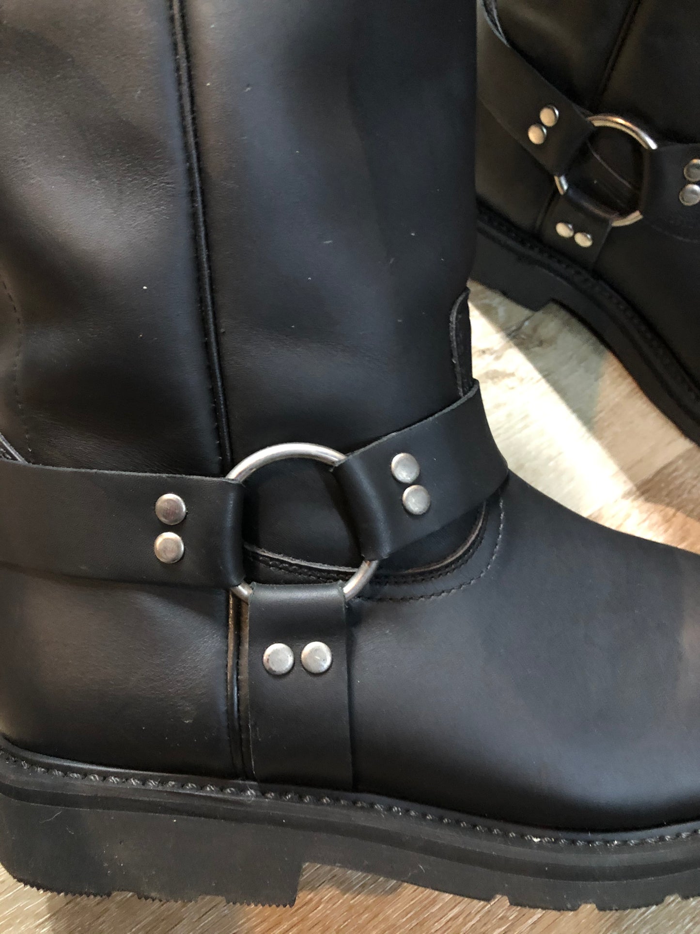 Kingspier Vintage - Boulet black motorcycle boots with harness strap and rounded toe. Made in Canada.
Size 9 Mens
The uppers and soles are in excellent condition.
