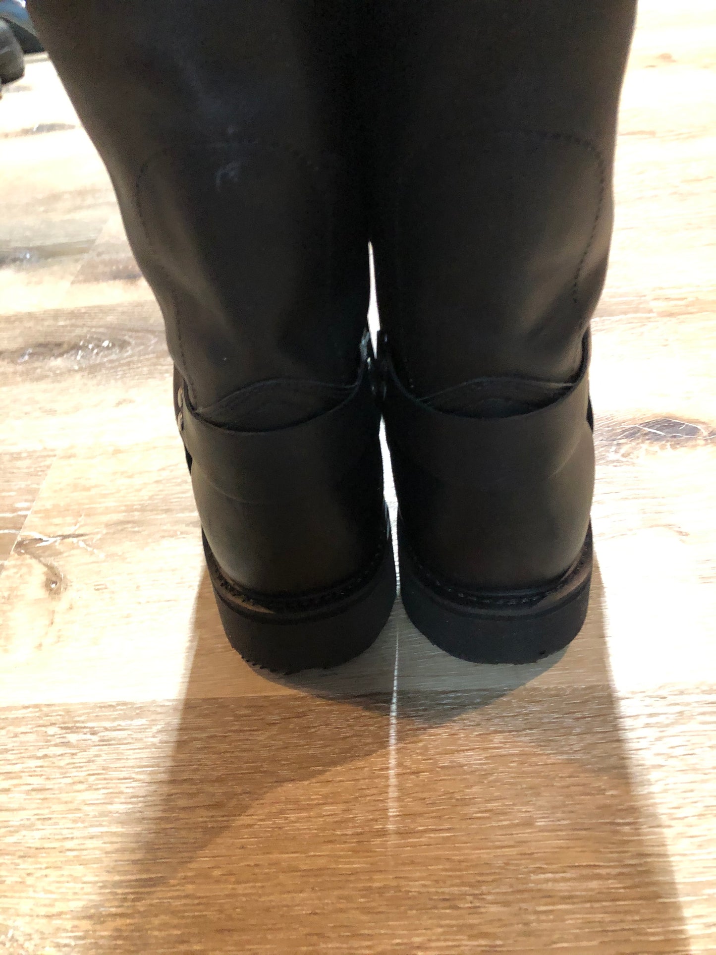Kingspier Vintage - Boulet black motorcycle boots with harness strap and rounded toe. Made in Canada.
Size 9 Mens
The uppers and soles are in excellent condition.