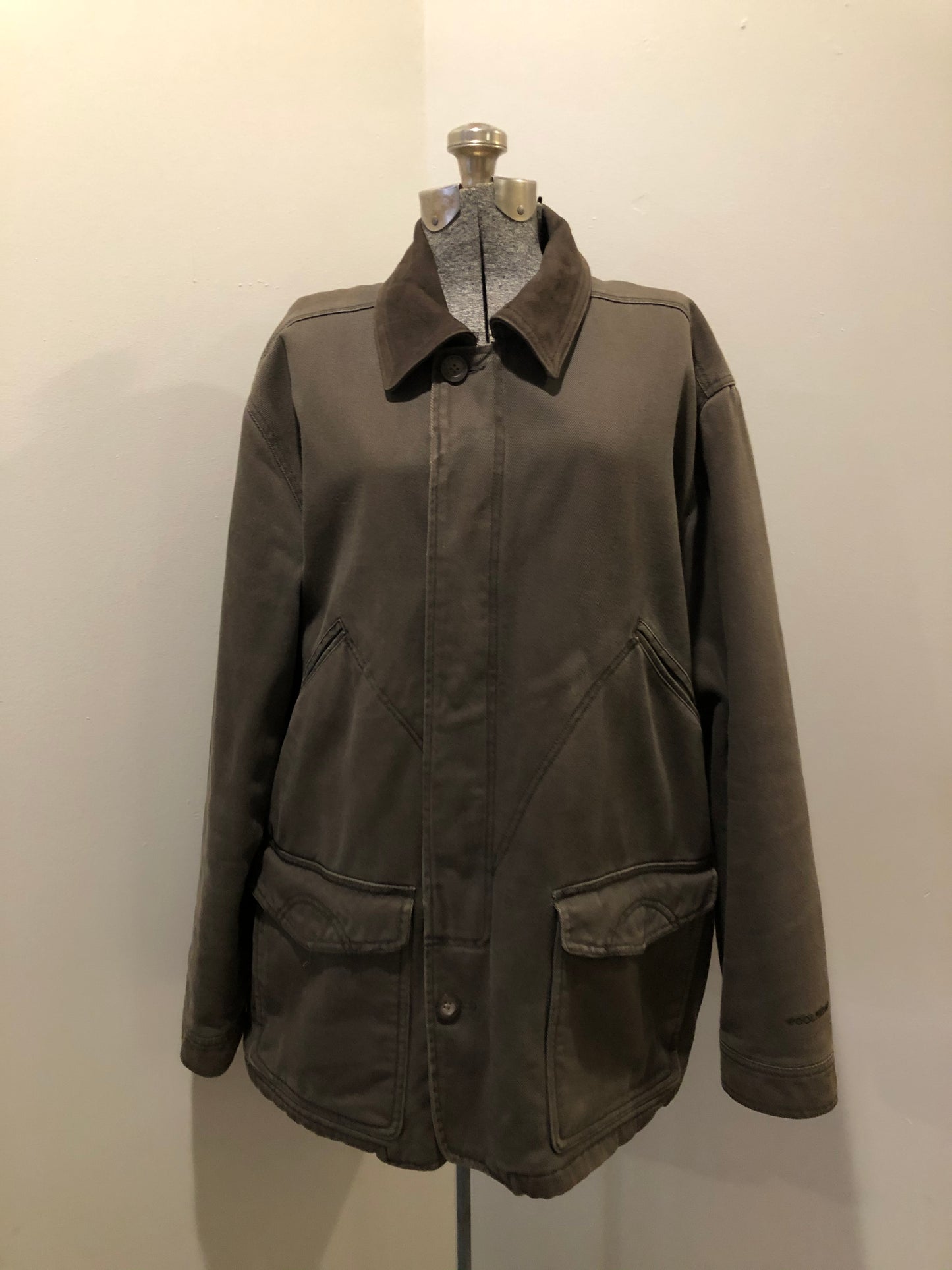 Kingspier Vintage - Woolrich olive green chore jacket features suede collar, flap pockets, hand warmer pockets, zipper and button closures, inside autumn colour striped fleece lining and inside pocket with pencil/ small tool holders. Men’s large.
