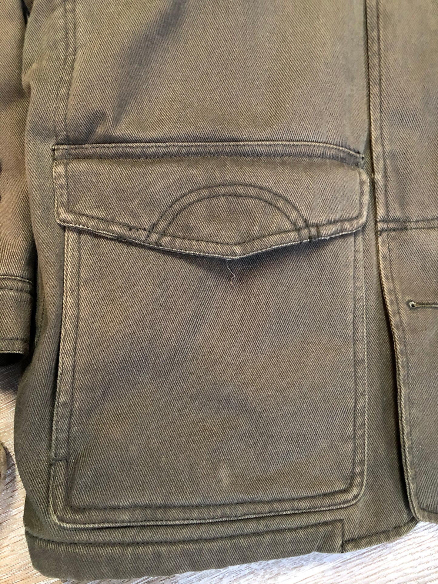 Kingspier Vintage - Woolrich olive green chore jacket features suede collar, flap pockets, hand warmer pockets, zipper and button closures, inside autumn colour striped fleece lining and inside pocket with pencil/ small tool holders. Men’s large.