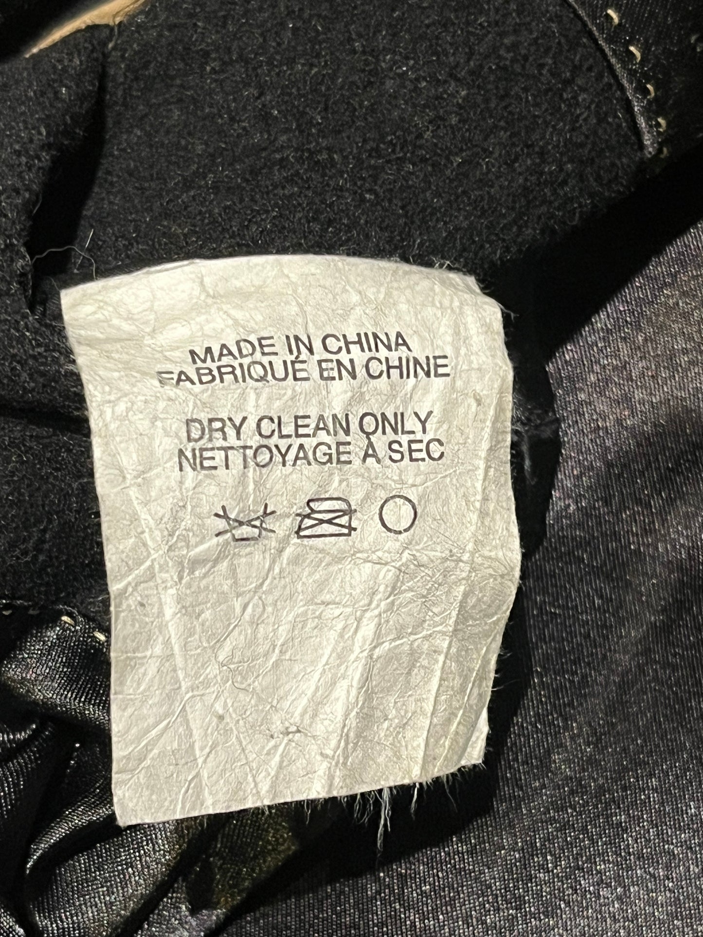 Vintage 90’s/ early 00’s Weather Report black long wool blend coat (70% wool/ 20% polyester/ 10% cashmere) with button closures and two front pockets.
Size 40 Short