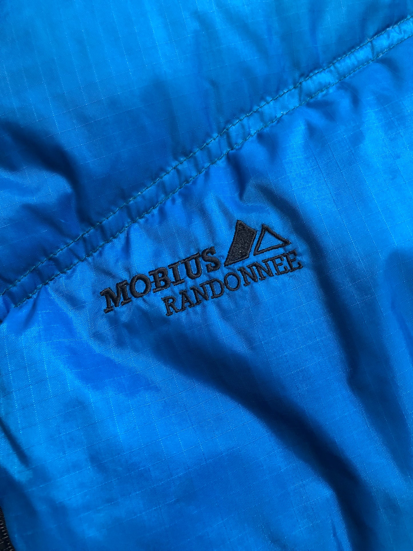 Kingspier Vintage - Vintage Mobius reversible blue and black down filled ski jacket.
This jacket features reversible blue side and black side, zipper closure, two pockets, Logo printed across the back collar,100% polyester shell and 80% down/ 20% feather fill.
Made in Vietnam.
Size Medium.