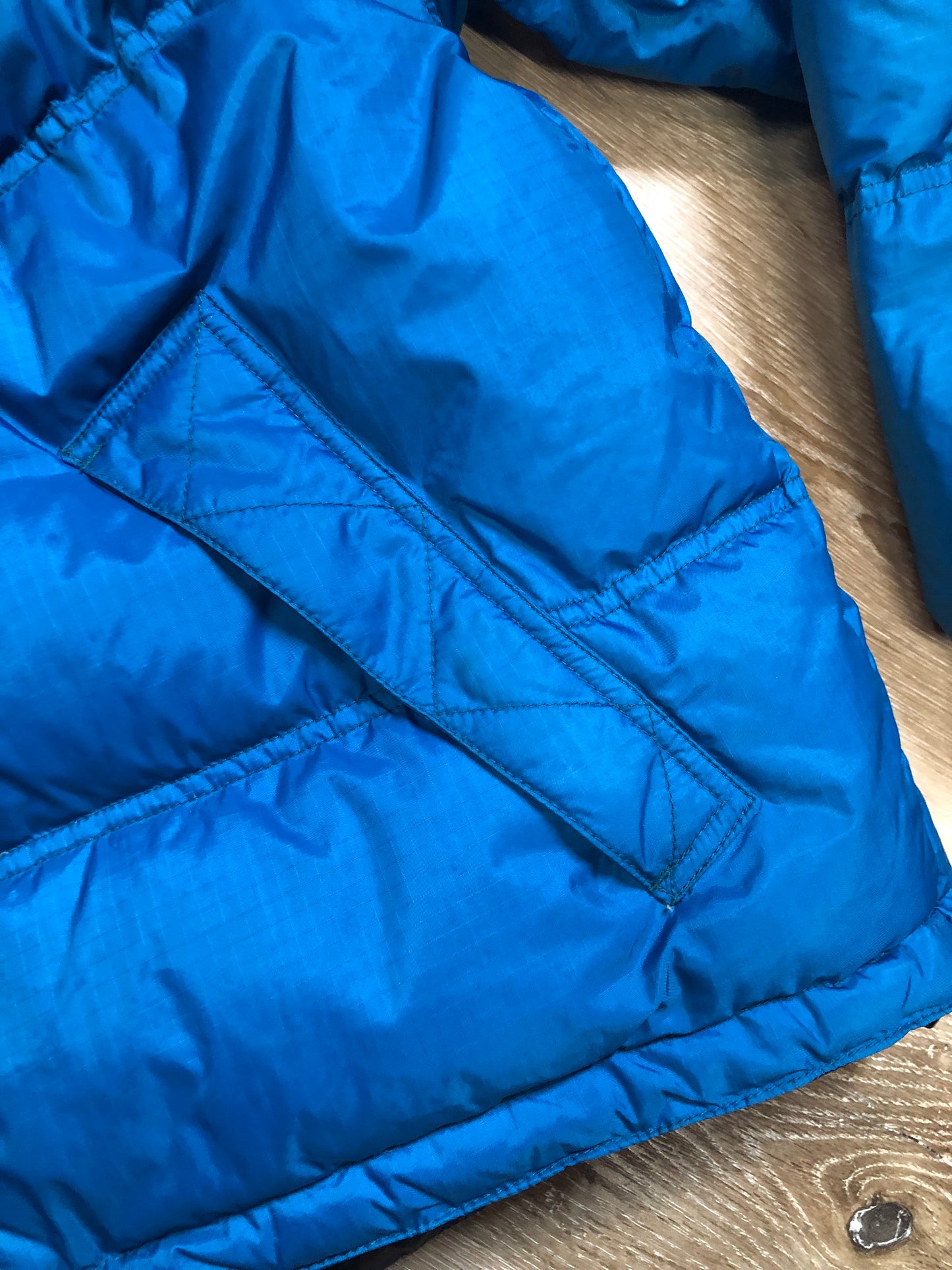 Kingspier Vintage - Vintage Mobius reversible blue and black down filled ski jacket.
This jacket features reversible blue side and black side, zipper closure, two pockets, Logo printed across the back collar,100% polyester shell and 80% down/ 20% feather fill.
Made in Vietnam.
Size Medium.