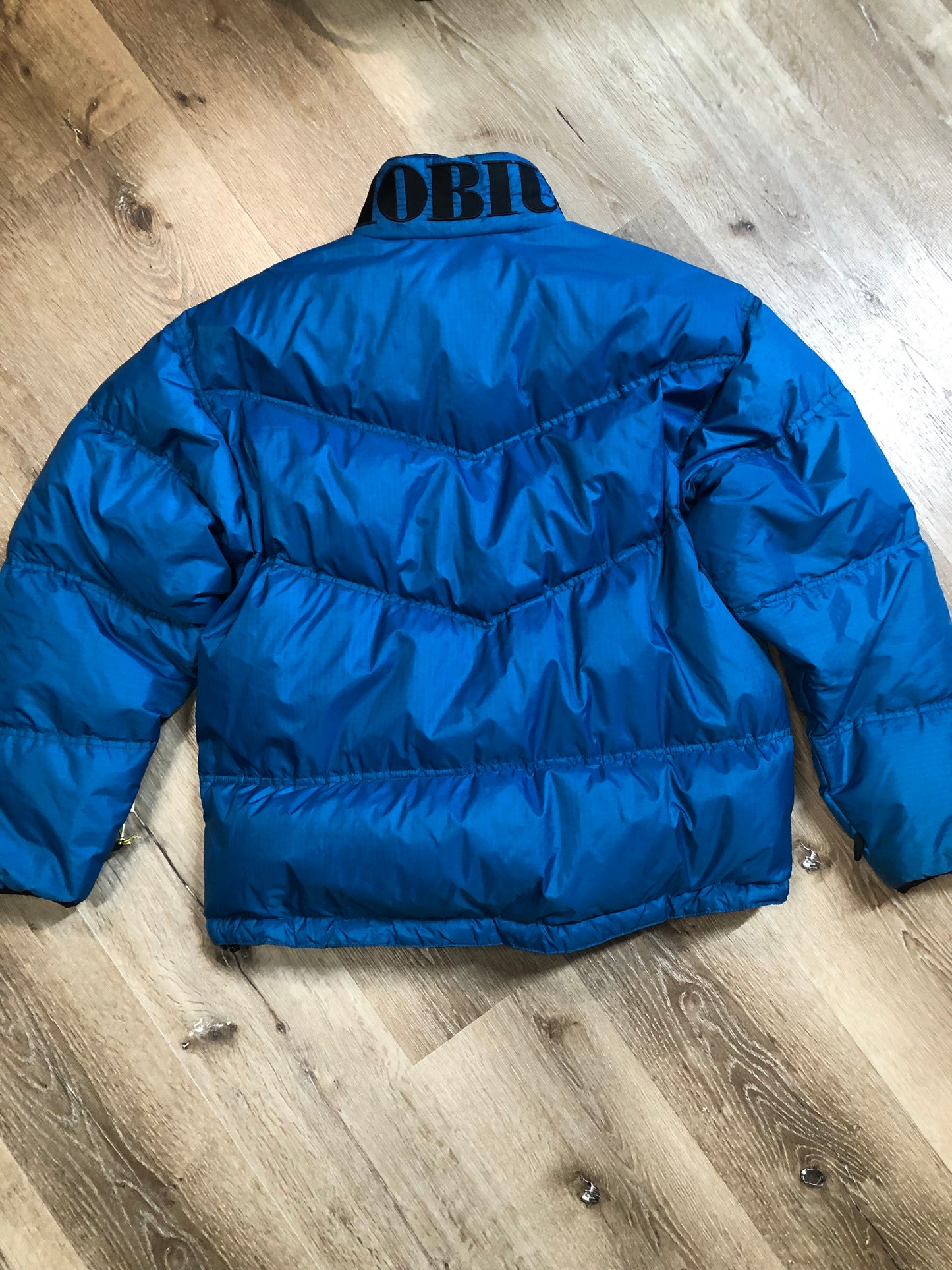 Kingspier Vintage - Vintage Mobius reversible blue and black down filled ski jacket.
This jacket features reversible blue side and black side, zipper closure, two pockets, Logo printed across the back collar,100% polyester shell and 80% down/ 20% feather fill.
Made in Vietnam.
Size Medium.