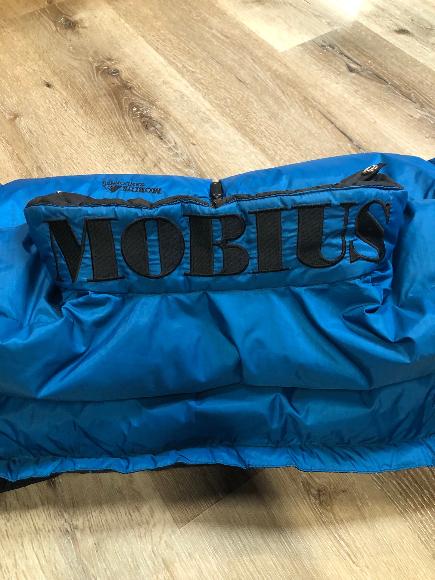 Kingspier Vintage - Vintage Mobius reversible blue and black down filled ski jacket.
This jacket features reversible blue side and black side, zipper closure, two pockets, Logo printed across the back collar,100% polyester shell and 80% down/ 20% feather fill.
Made in Vietnam.
Size Medium.