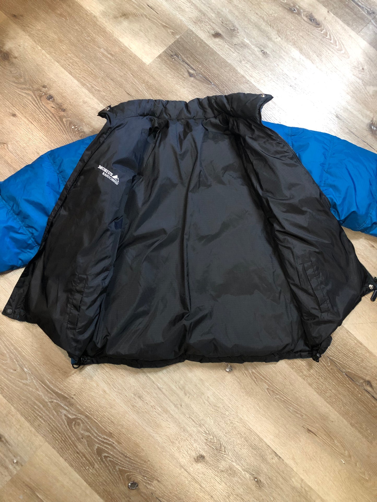 Kingspier Vintage - Vintage Mobius reversible blue and black down filled ski jacket.
This jacket features reversible blue side and black side, zipper closure, two pockets, Logo printed across the back collar,100% polyester shell and 80% down/ 20% feather fill.
Made in Vietnam.
Size Medium.