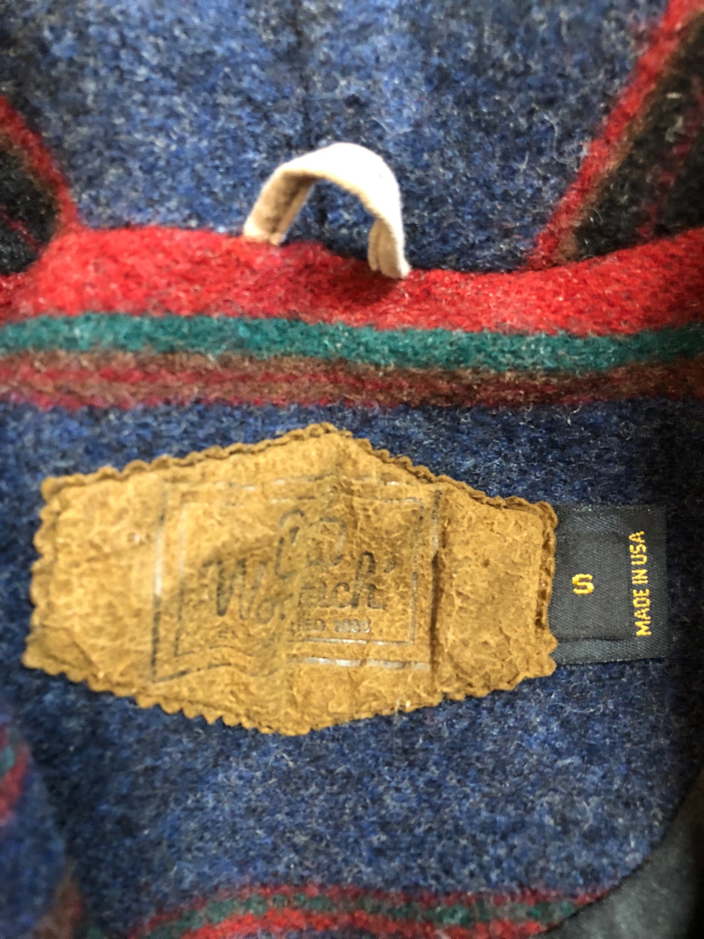 Kingspier Vintage - Vintage Woolrich wool blend jacket with southwest design, shawl collar, button closures and two front pockets. 85% wool/ 15% nylon.
Made in USA.
Size Small.