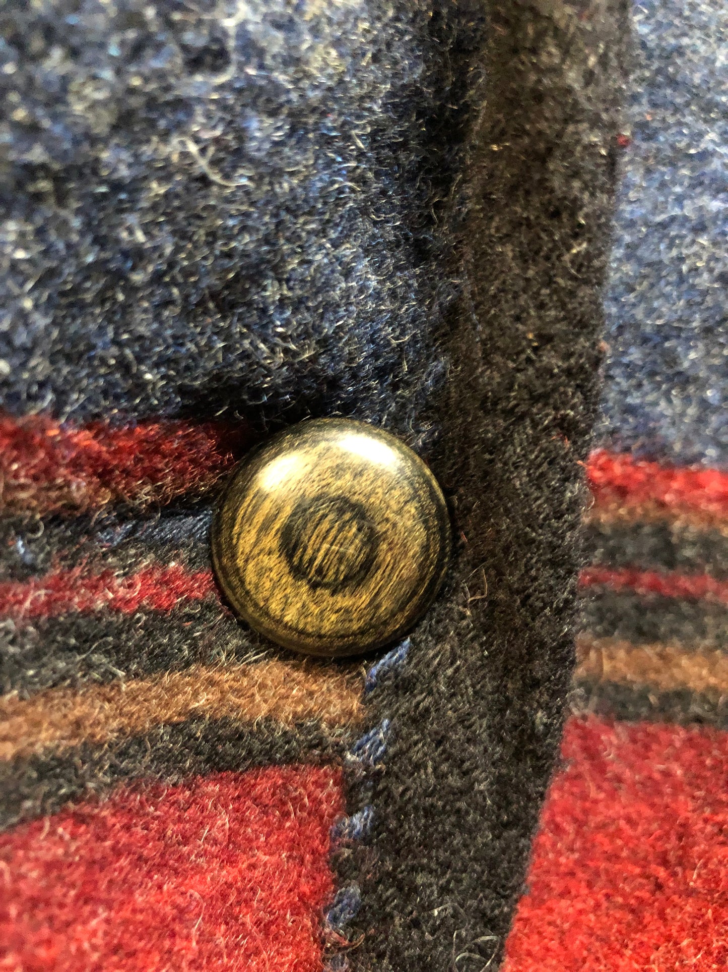 Kingspier Vintage - Vintage Woolrich wool blend jacket with southwest design, shawl collar, button closures and two front pockets. 85% wool/ 15% nylon.
Made in USA.
Size Small.