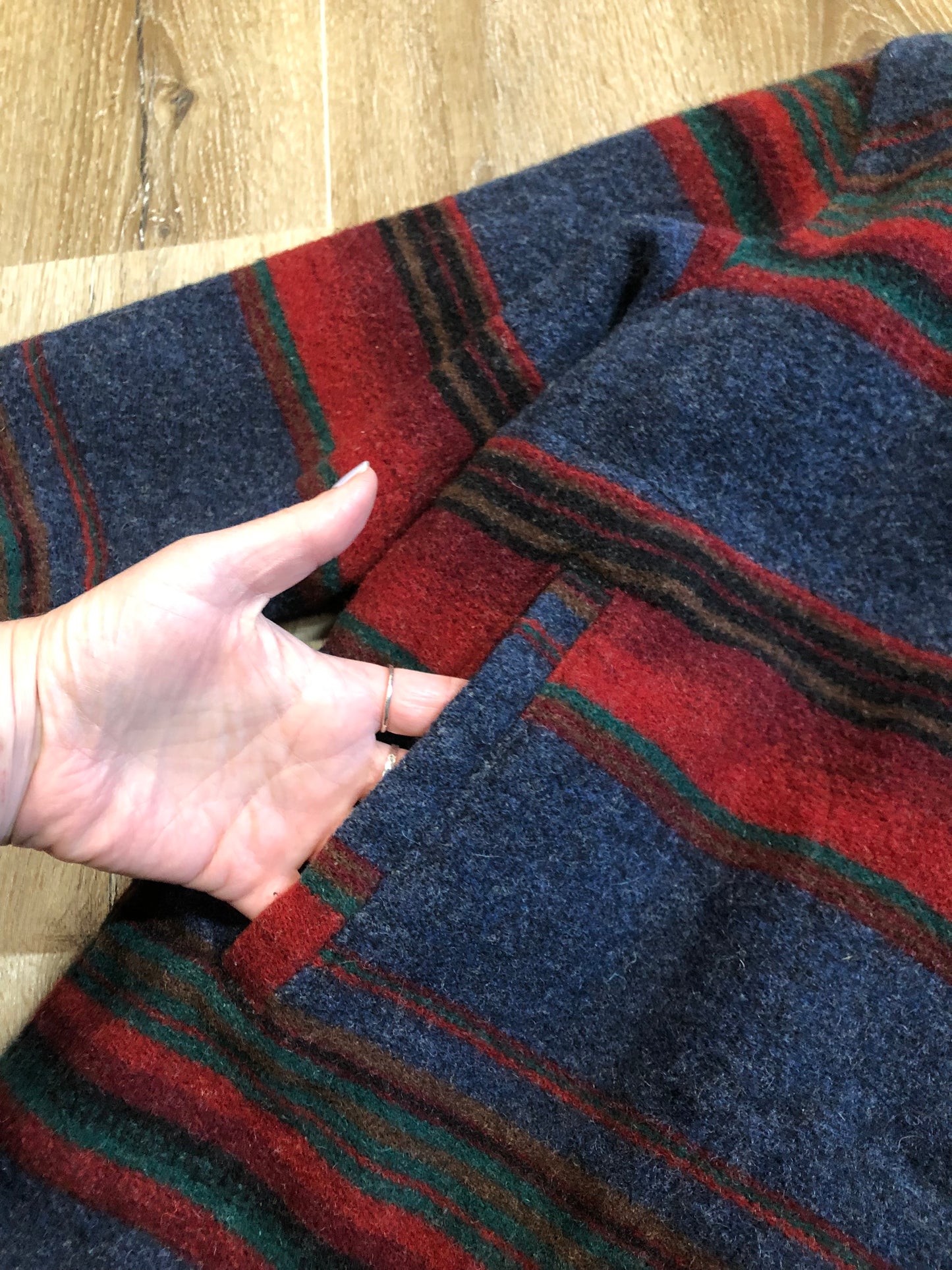 Kingspier Vintage - Vintage Woolrich wool blend jacket with southwest design, shawl collar, button closures and two front pockets. 85% wool/ 15% nylon.
Made in USA.
Size Small.