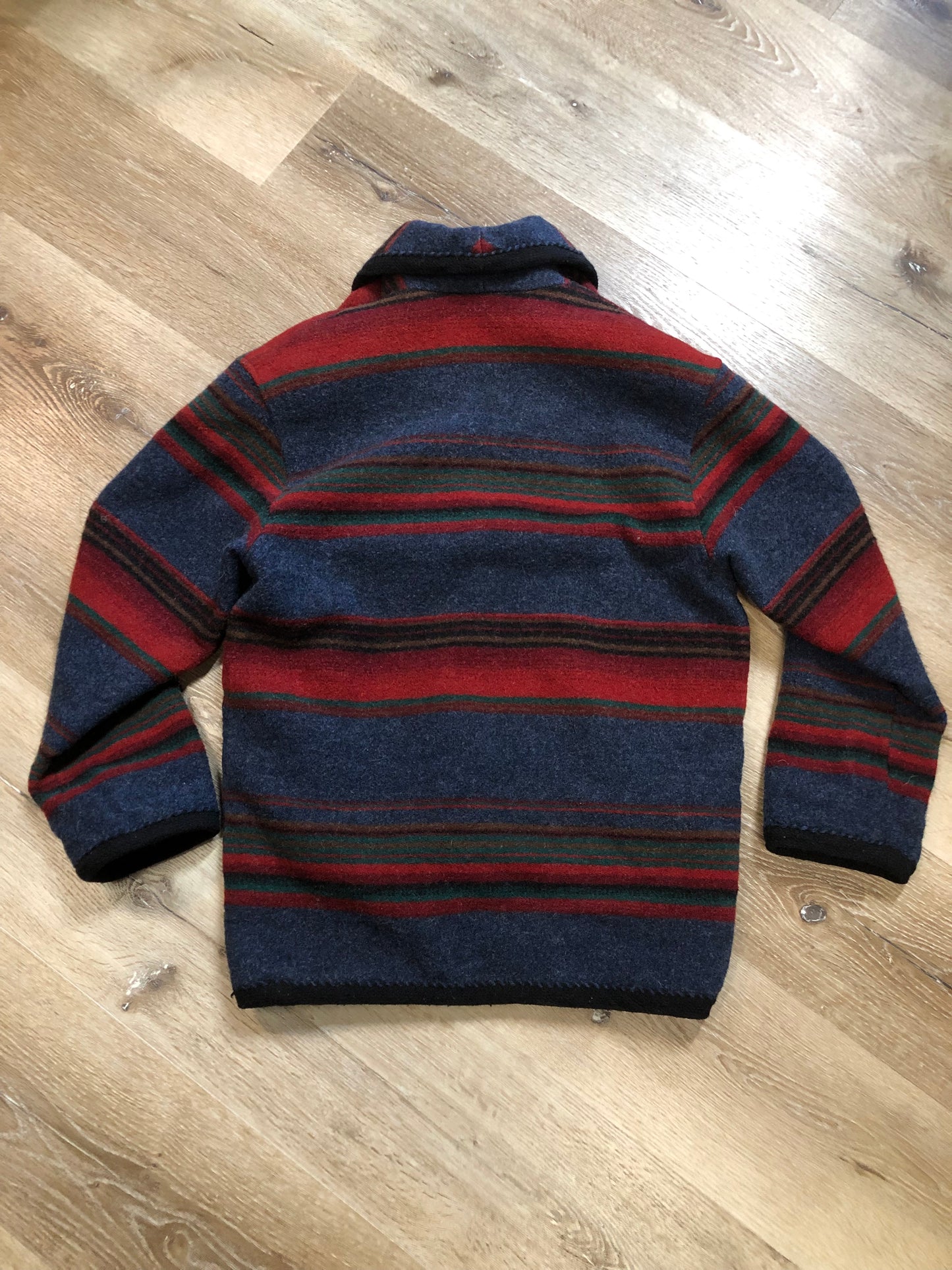 Kingspier Vintage - Vintage Woolrich wool blend jacket with southwest design, shawl collar, button closures and two front pockets. 85% wool/ 15% nylon.
Made in USA.
Size Small.