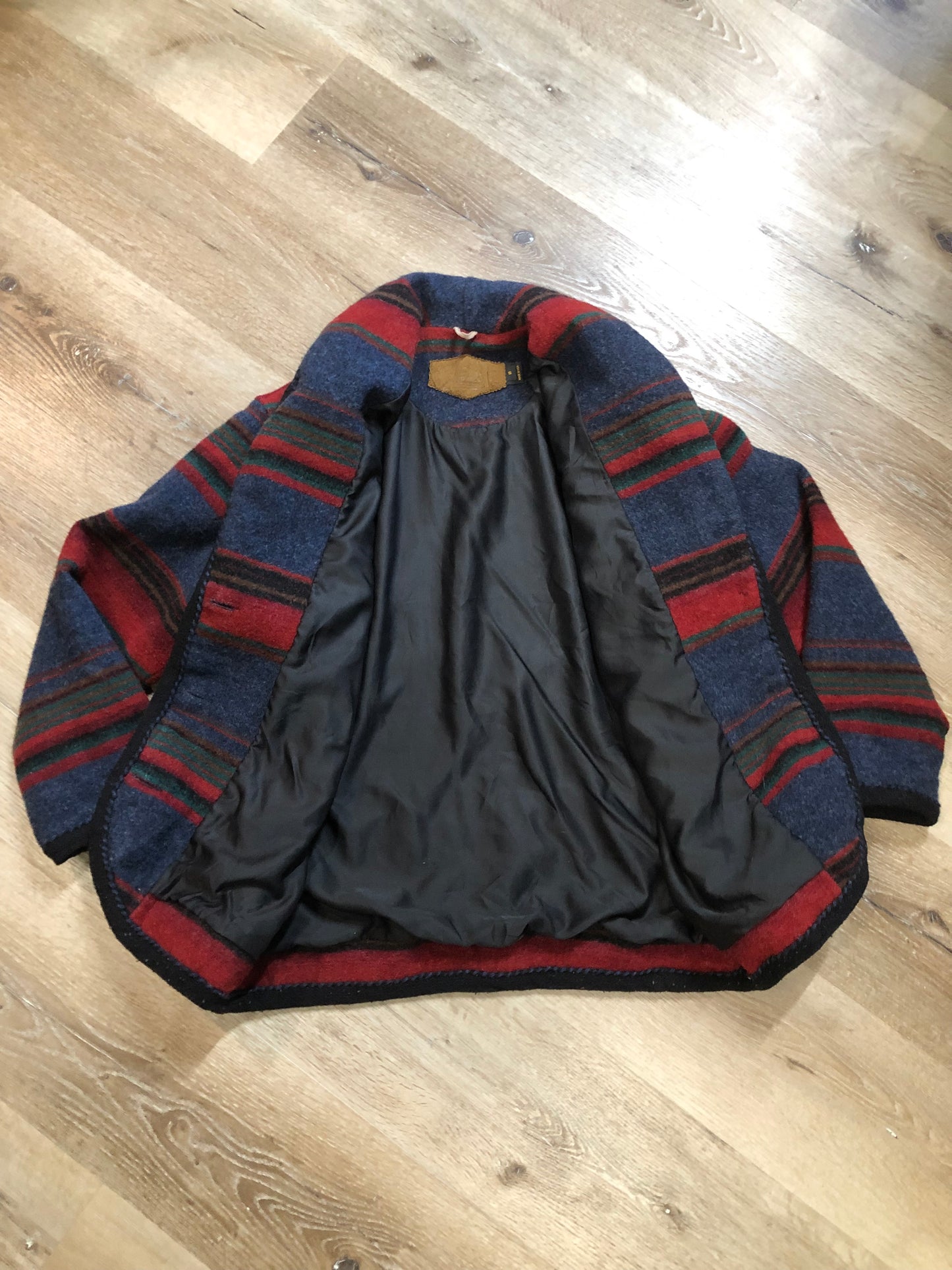 Kingspier Vintage - Vintage Woolrich wool blend jacket with southwest design, shawl collar, button closures and two front pockets. 85% wool/ 15% nylon.
Made in USA.
Size Small.