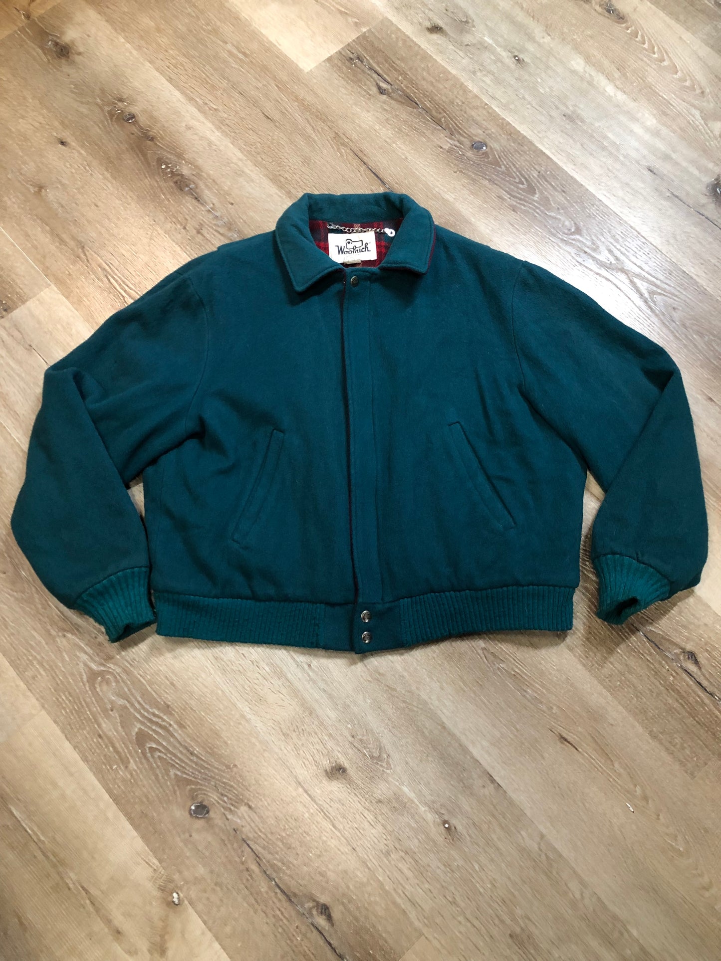 Kingspier Vintage - Vintage Woolrich wool blend bomber style jacket in teal with plaid lining, zipper closure, two front pockets and knit cuffs. The shell is 80% wool/ 20% nylon.
Made in USA
Size Large