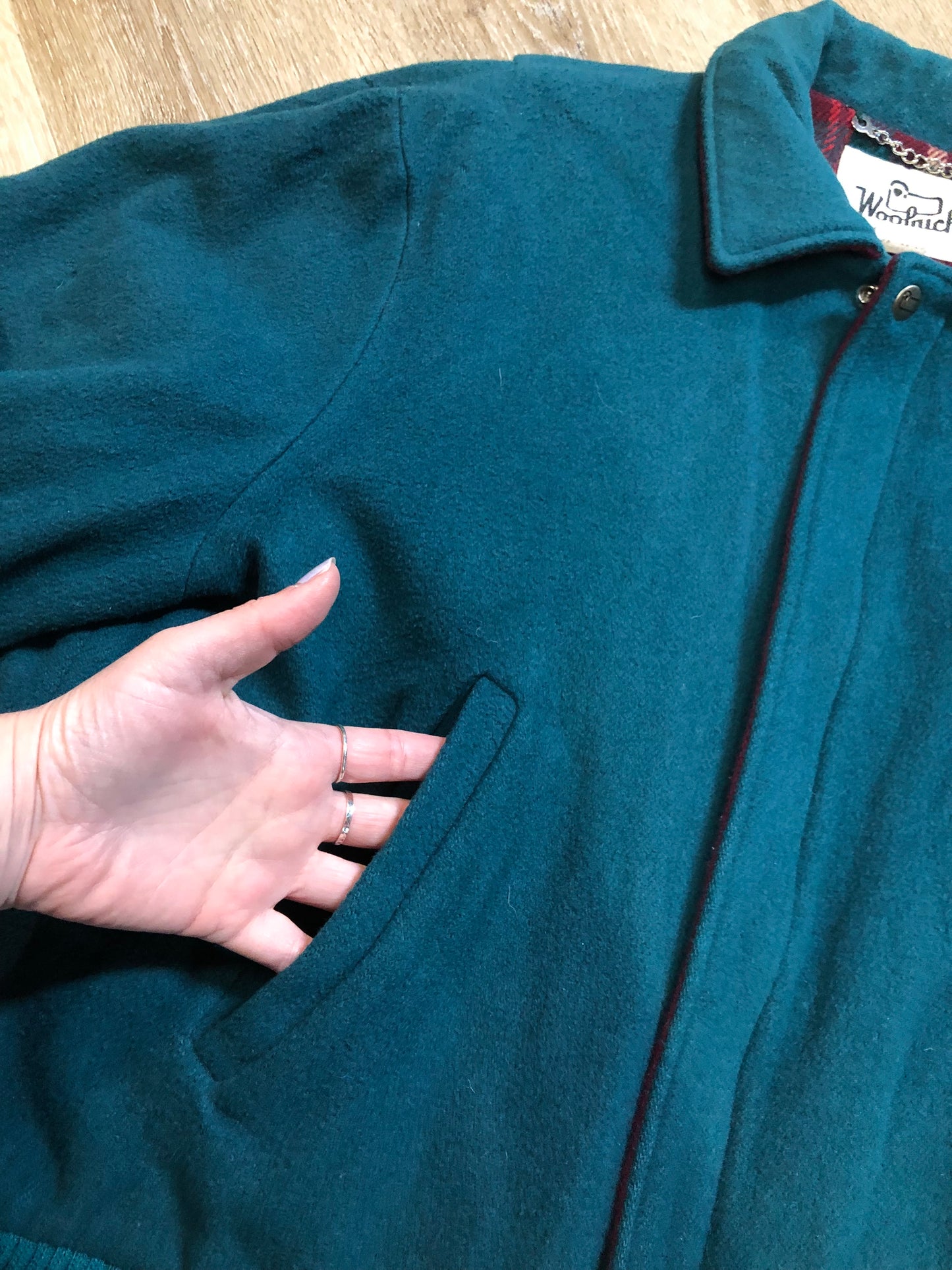 Kingspier Vintage - Vintage Woolrich wool blend bomber style jacket in teal with plaid lining, zipper closure, two front pockets and knit cuffs. The shell is 80% wool/ 20% nylon.
Made in USA
Size Large