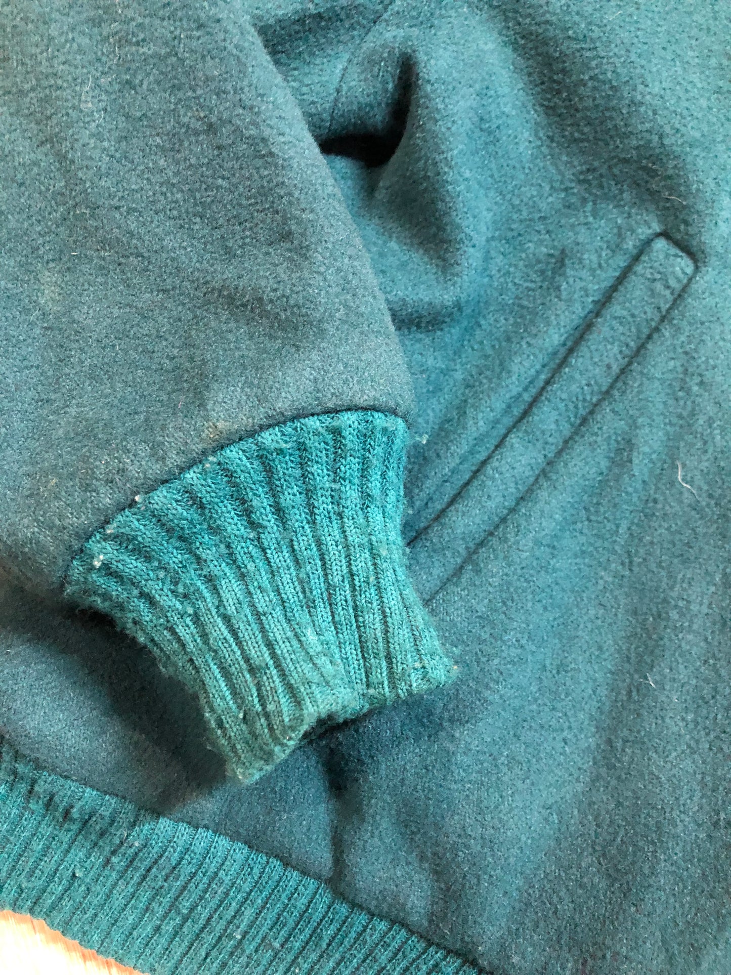 Kingspier Vintage - Vintage Woolrich wool blend bomber style jacket in teal with plaid lining, zipper closure, two front pockets and knit cuffs. The shell is 80% wool/ 20% nylon.
Made in USA
Size Large