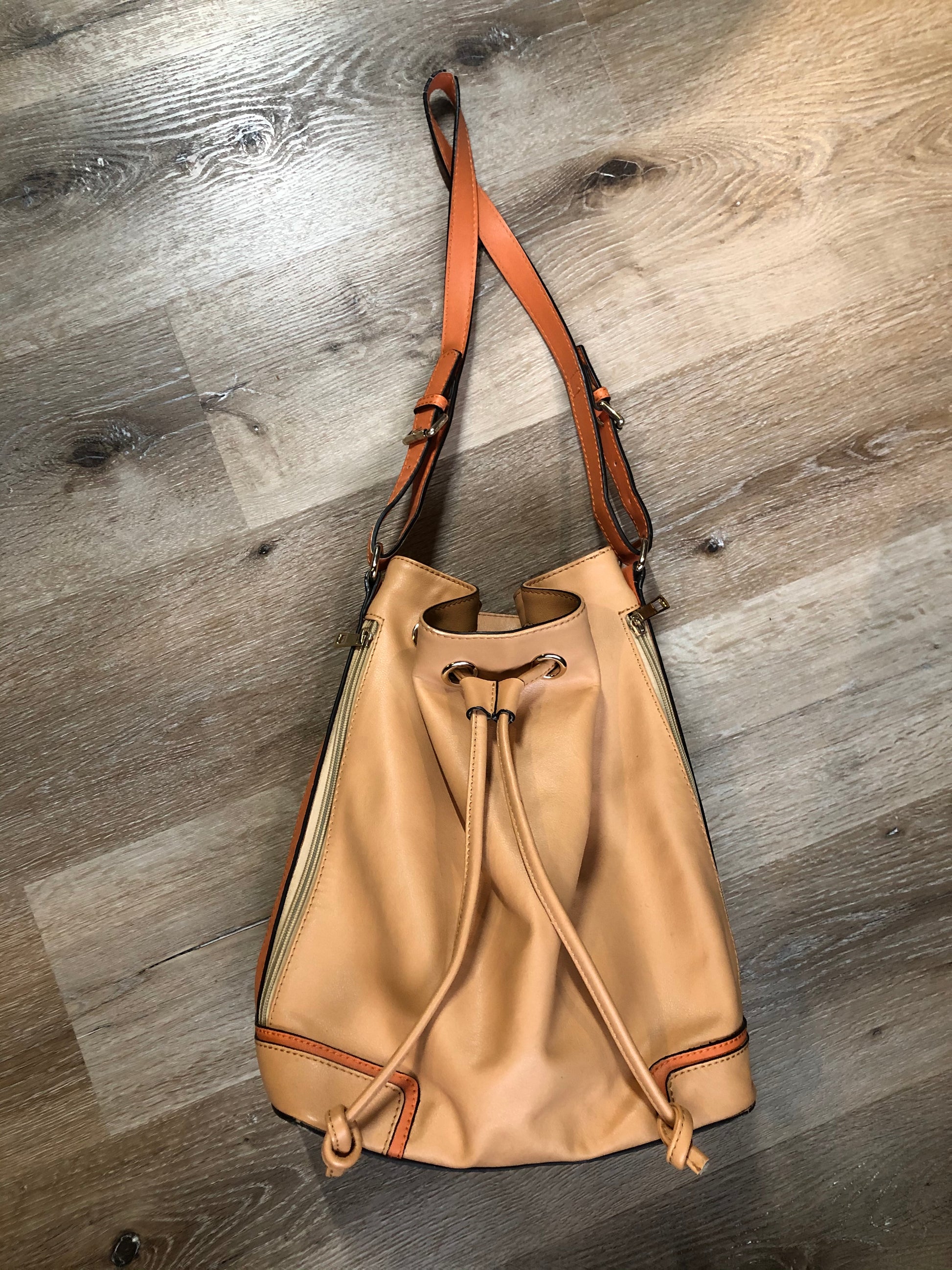 Kingspier Vintage - KGB Orange and peach leather bucket bag with drawstring top closure, adjustable strap and side zip pockets.
Length - 11.5”
Width - .5.5”
Height - 13.5”
Strap - 32” - 29”
This purse is in great condition with some wear in the strap.