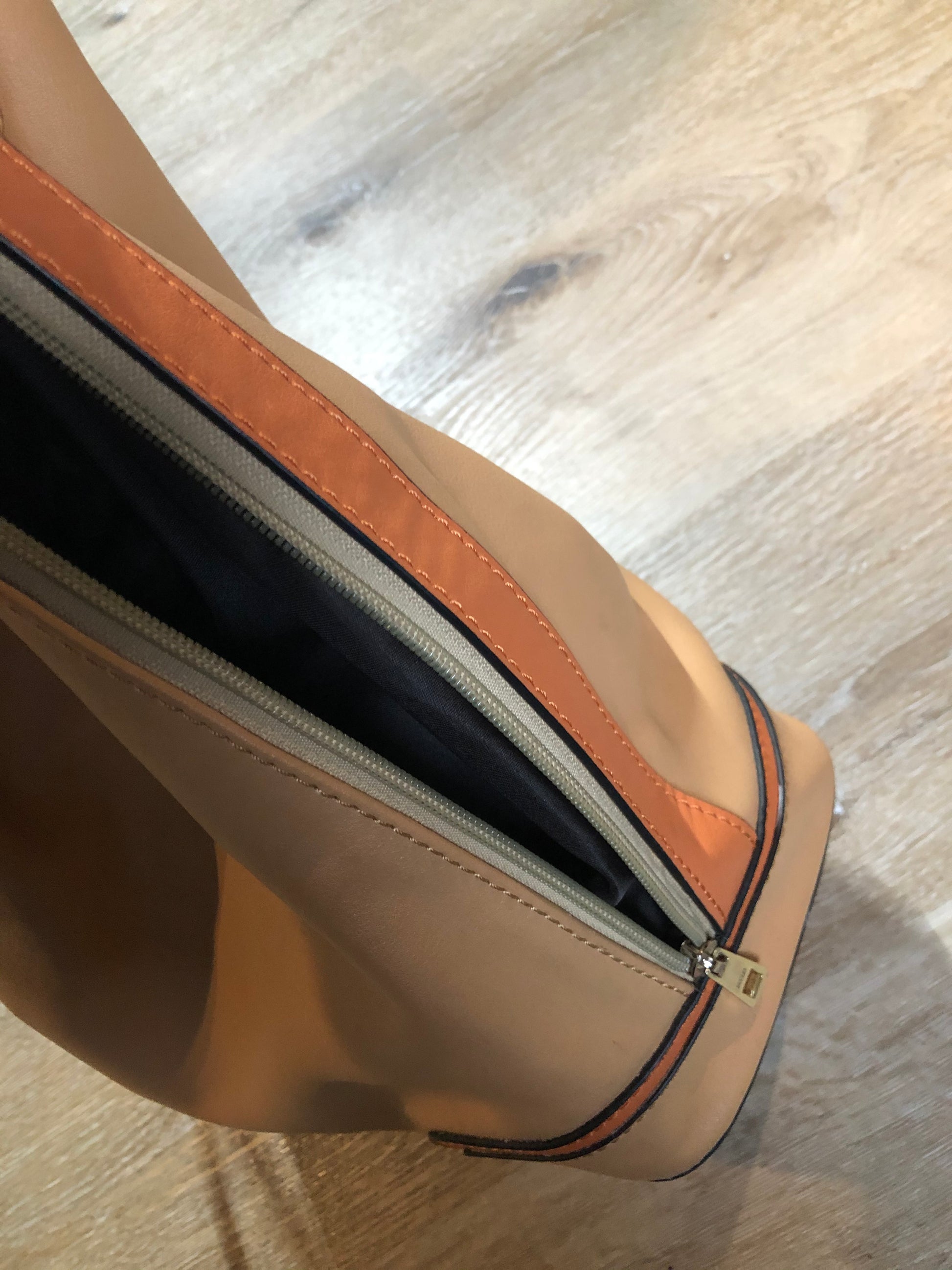 Kingspier Vintage - KGB Orange and peach leather bucket bag with drawstring top closure, adjustable strap and side zip pockets.
Length - 11.5”
Width - .5.5”
Height - 13.5”
Strap - 32” - 29”
This purse is in great condition with some wear in the strap.