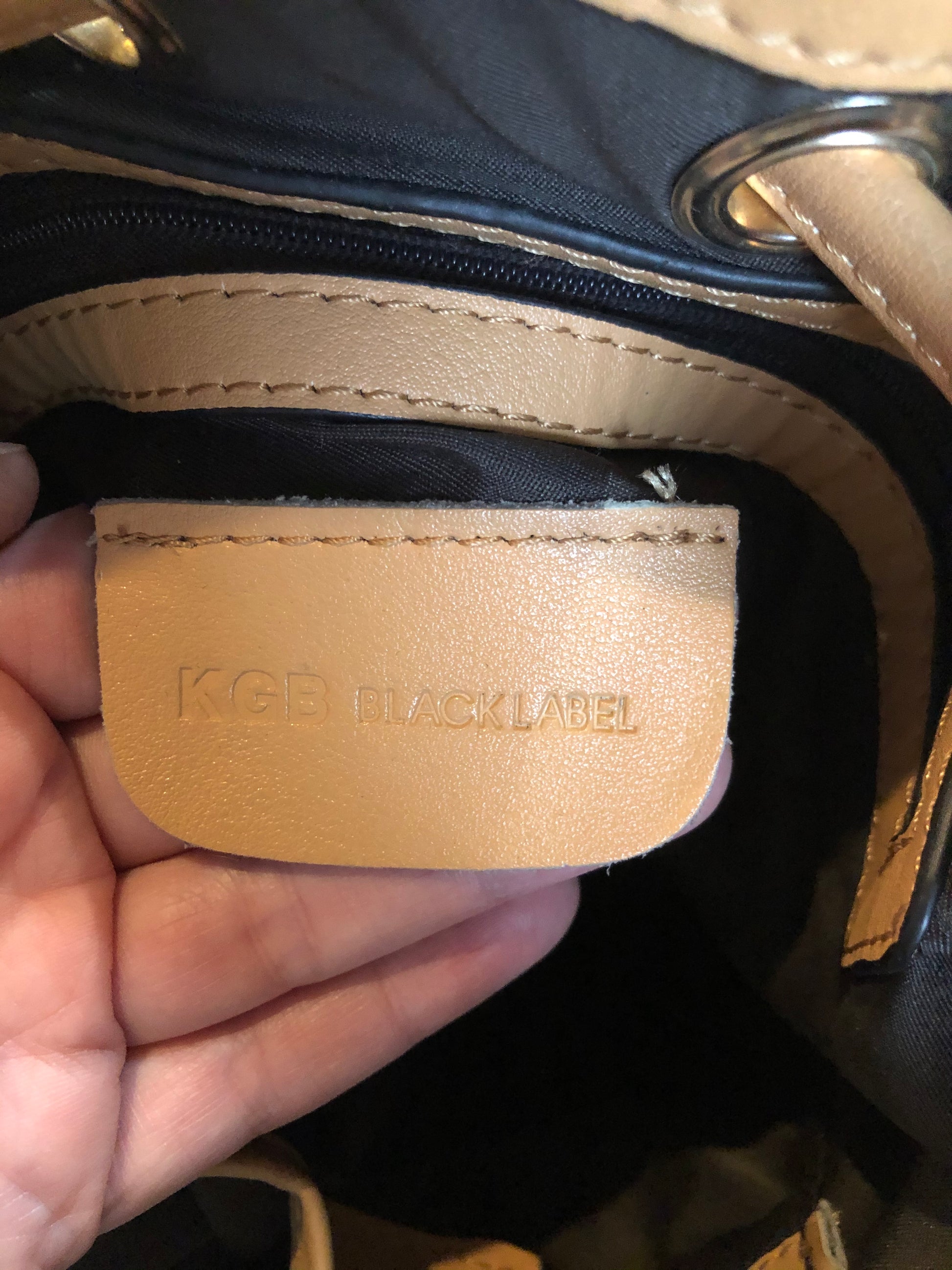 Kingspier Vintage - KGB Orange and peach leather bucket bag with drawstring top closure, adjustable strap and side zip pockets.
Length - 11.5”
Width - .5.5”
Height - 13.5”
Strap - 32” - 29”
This purse is in great condition with some wear in the strap.
