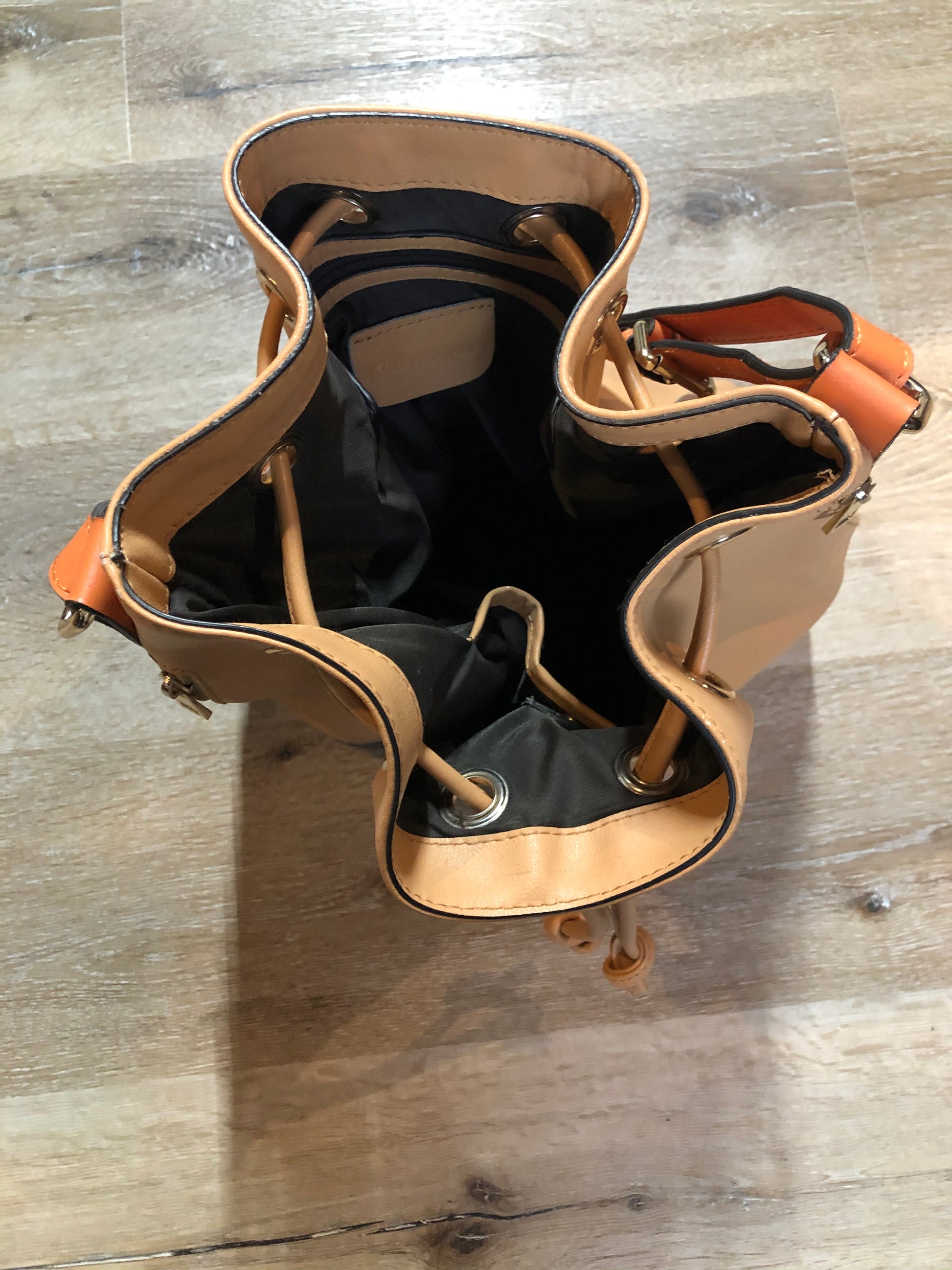 Kingspier Vintage - KGB Orange and peach leather bucket bag with drawstring top closure, adjustable strap and side zip pockets.
Length - 11.5”
Width - .5.5”
Height - 13.5”
Strap - 32” - 29”
This purse is in great condition with some wear in the strap.