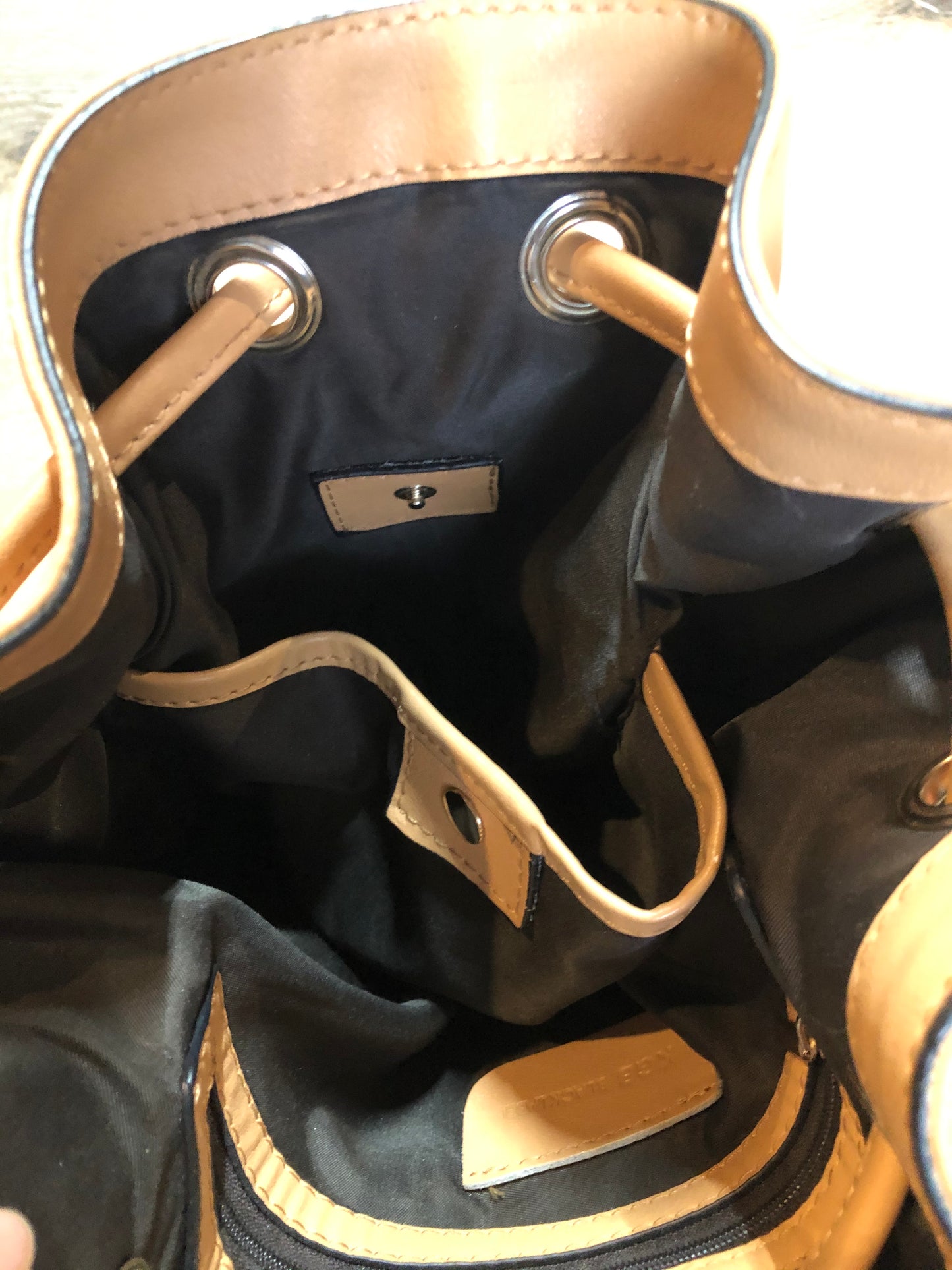 Kingspier Vintage - KGB Orange and peach leather bucket bag with drawstring top closure, adjustable strap and side zip pockets.
Length - 11.5”
Width - .5.5”
Height - 13.5”
Strap - 32” - 29”
This purse is in great condition with some wear in the strap.
