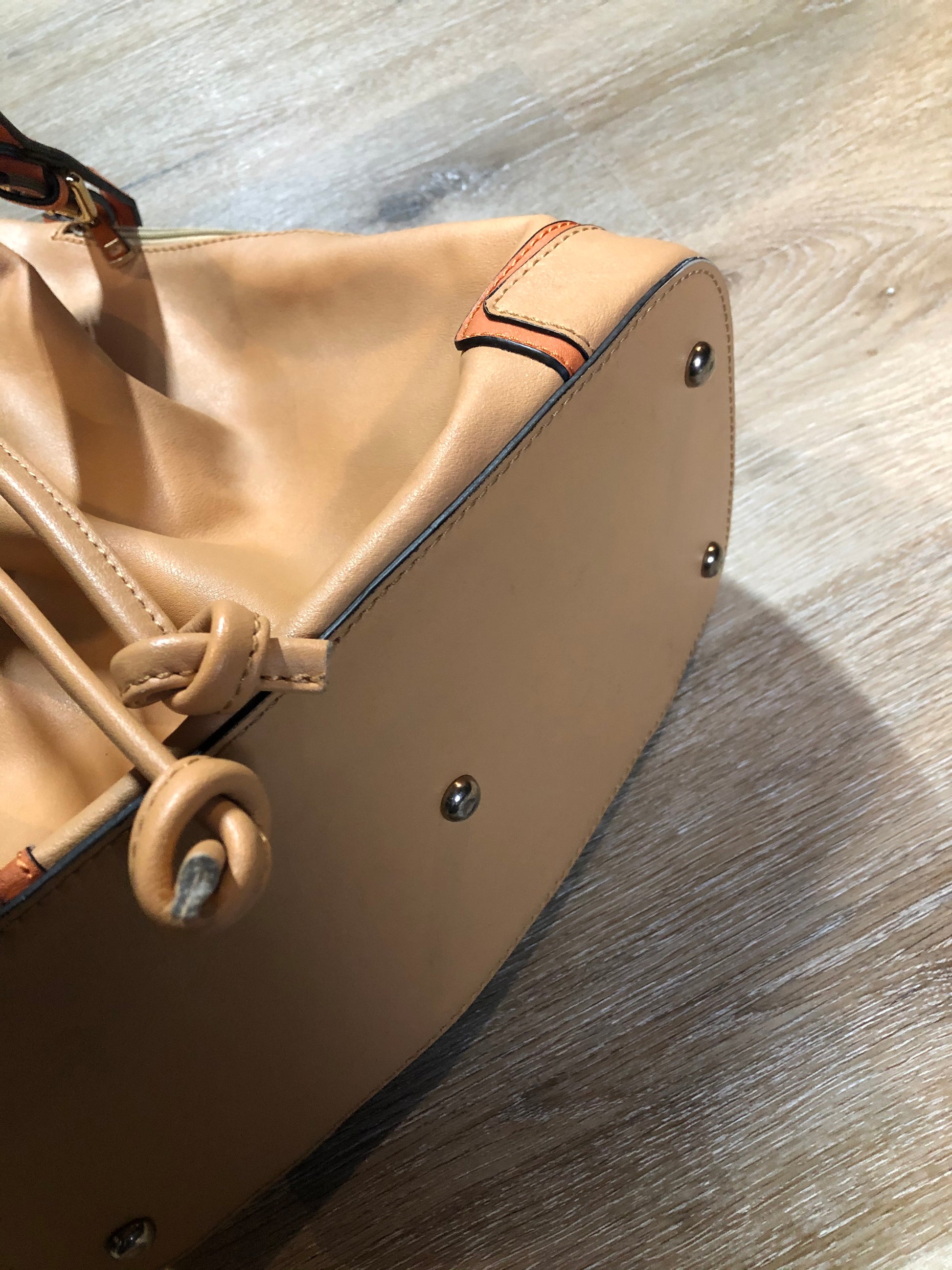 Kingspier Vintage - KGB Orange and peach leather bucket bag with drawstring top closure, adjustable strap and side zip pockets.
Length - 11.5”
Width - .5.5”
Height - 13.5”
Strap - 32” - 29”
This purse is in great condition with some wear in the strap.