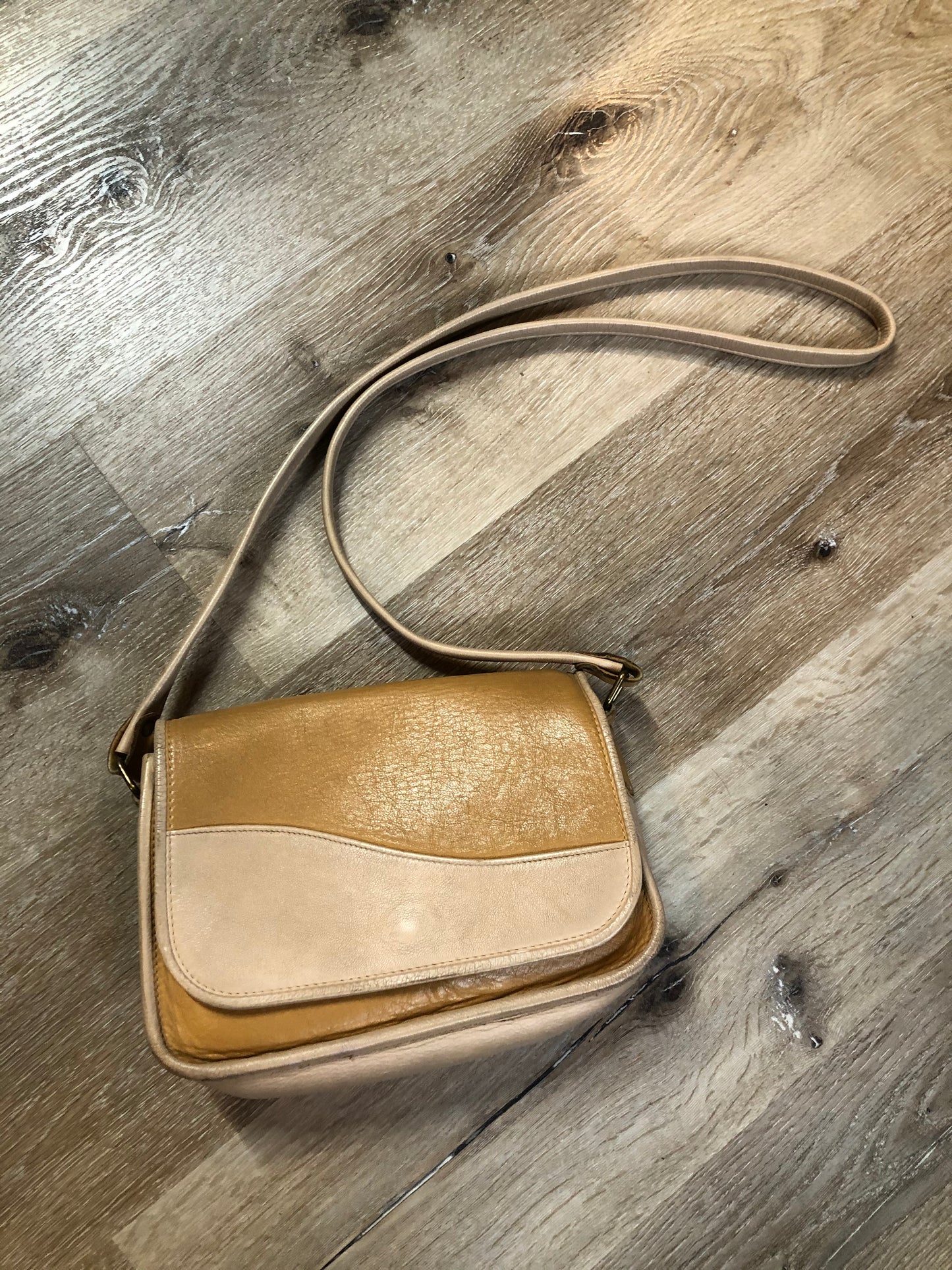 Kingspier Vintage - Mikelly leather crossbody bag in tan and beige colour blocking with zip pocket on the inside and leather lining.
Length - 10”
Width - .3”
Height - 6”
Satrap - 49.5”
This purse is in excellent condition.