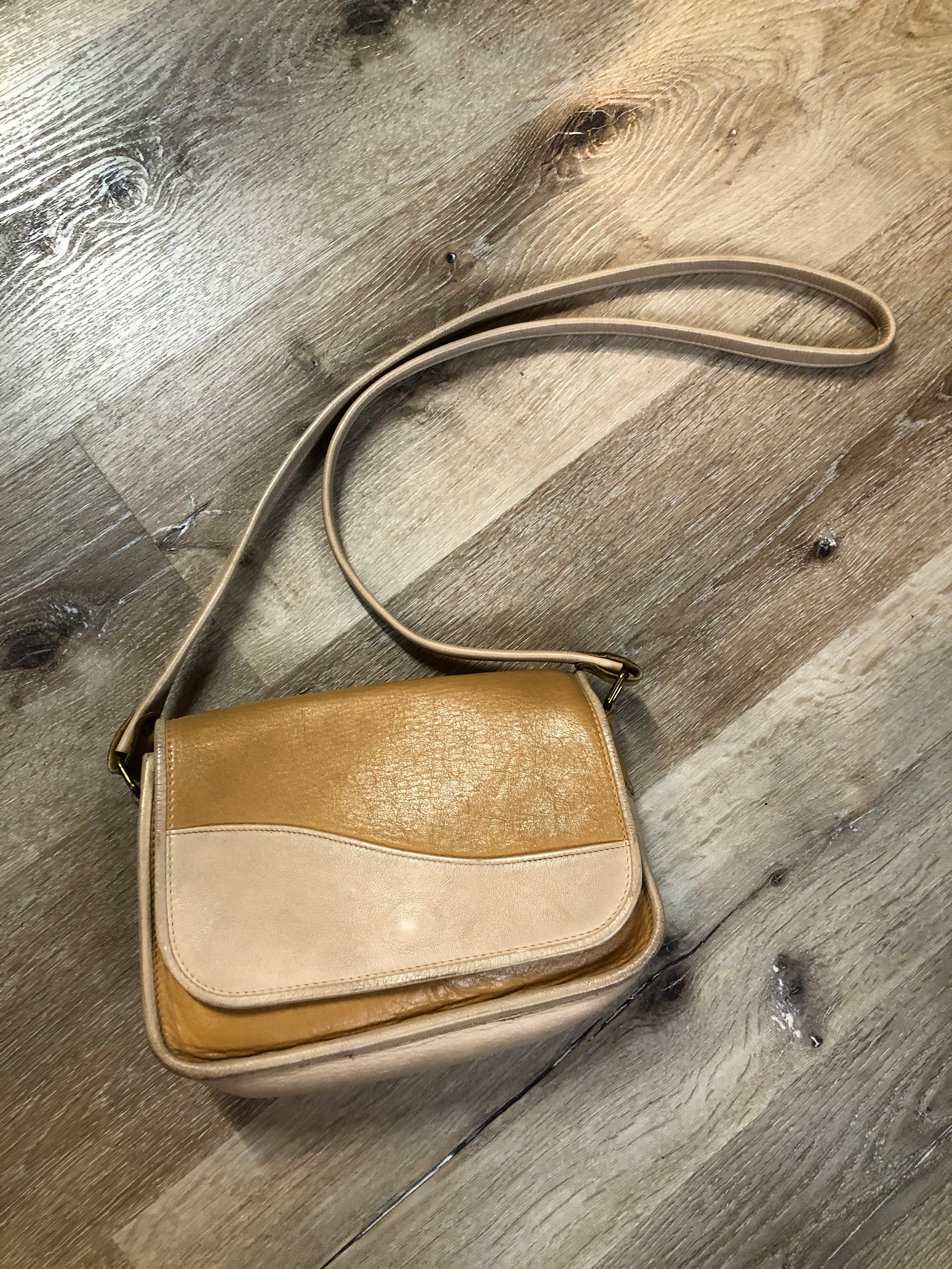Kingspier Vintage - Mikelly leather crossbody bag in tan and beige colour blocking with zip pocket on the inside and leather lining.
Length - 10”
Width - .3”
Height - 6”
Satrap - 49.5”
This purse is in excellent condition.