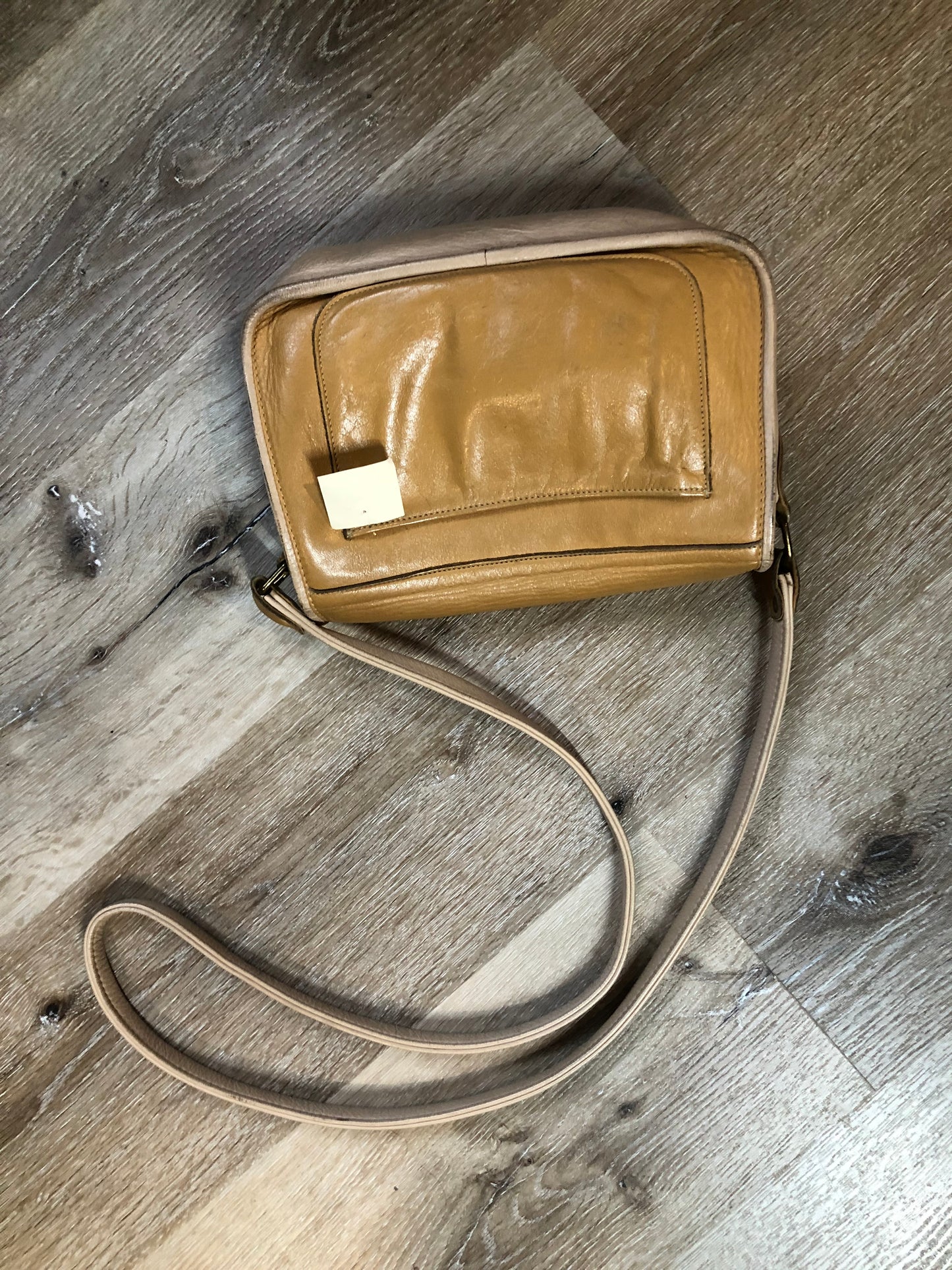 Kingspier Vintage - Mikelly leather crossbody bag in tan and beige colour blocking with zip pocket on the inside and leather lining.
Length - 10”
Width - .3”
Height - 6”
Satrap - 49.5”
This purse is in excellent condition.