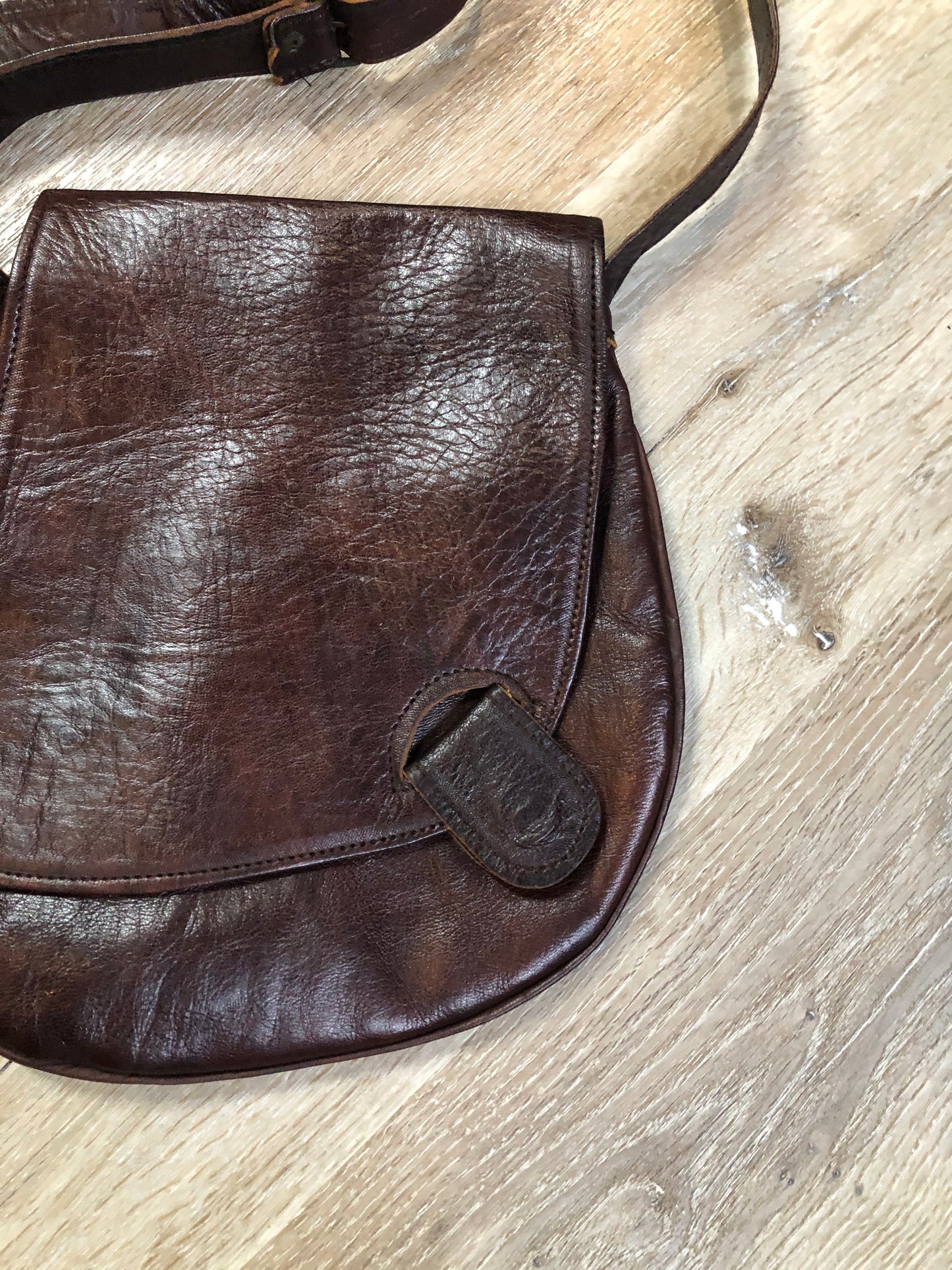 Kingspier Vintage - Asymmetrical brown leather crossbody bag with front magnetic snap closure, one large compartment with small zip pocket inside
Length - 9.5”
Width - ..5”
Height - 10”
Strap - 49” - 57”
This purse is in excellent condition.