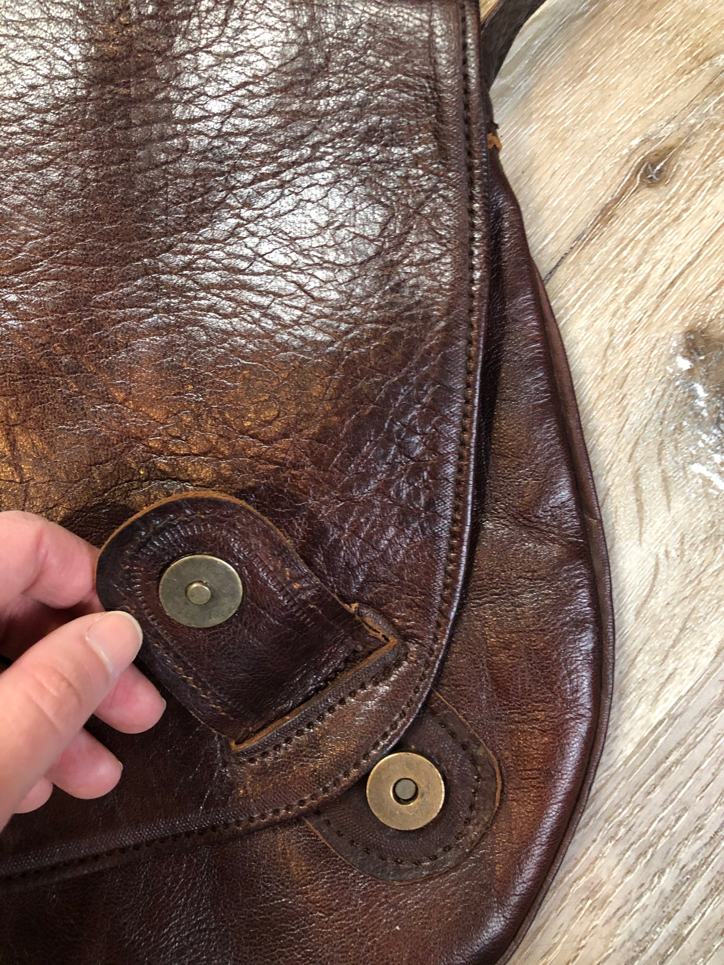 Kingspier Vintage - Asymmetrical brown leather crossbody bag with front magnetic snap closure, one large compartment with small zip pocket inside
Length - 9.5”
Width - ..5”
Height - 10”
Strap - 49” - 57”
This purse is in excellent condition.